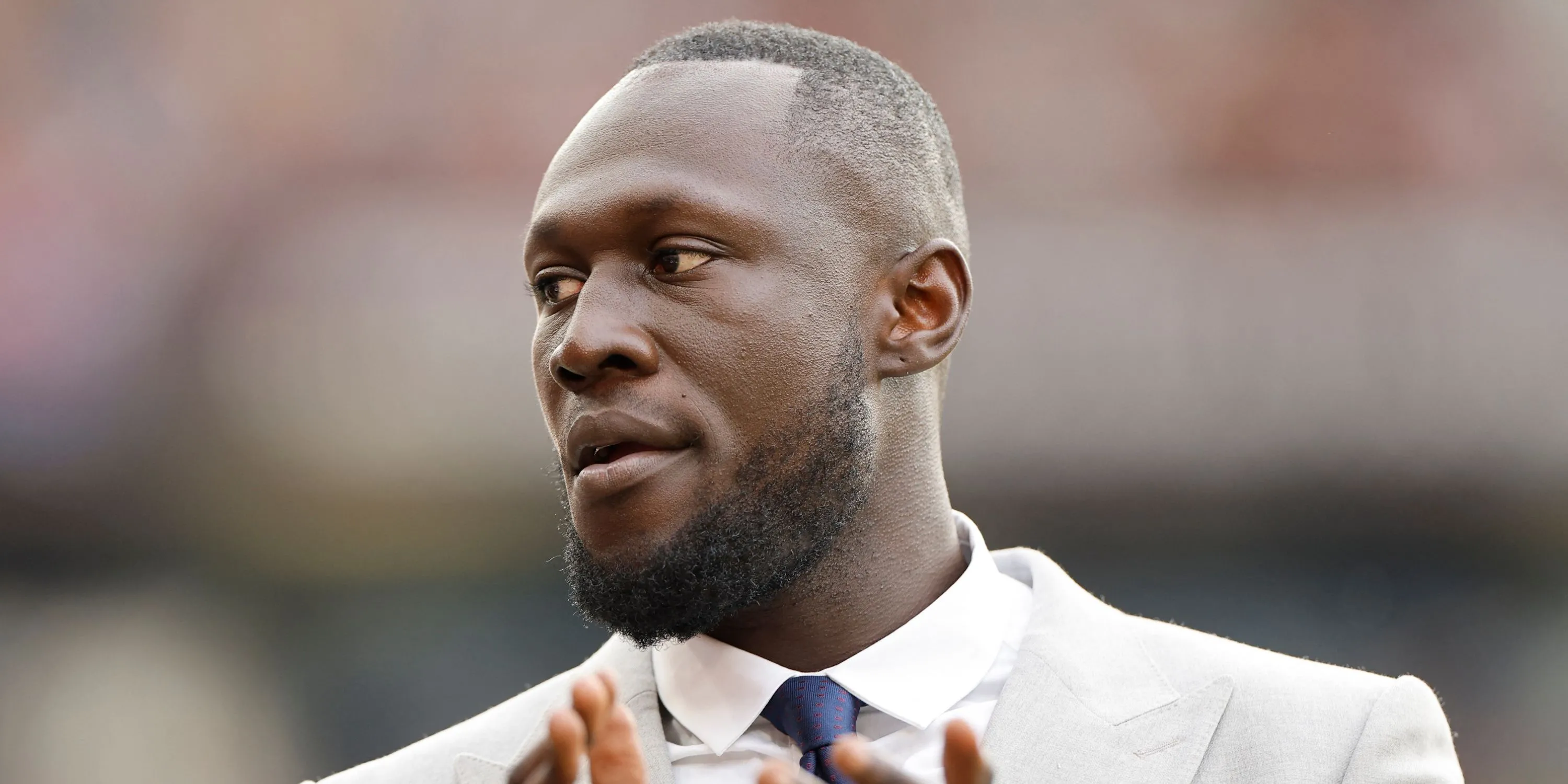 Rapper Stormzy biểu diễn trên sân khấu