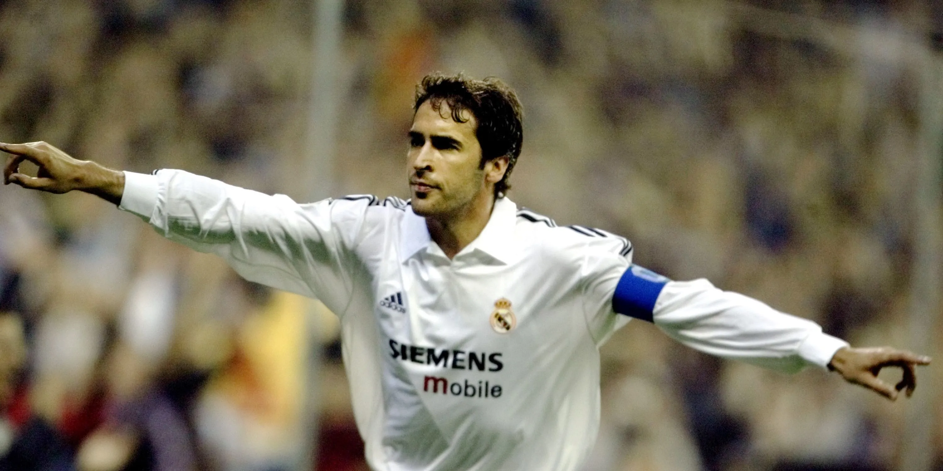 Raul ăn mừng bàn thắng cho Real Madrid