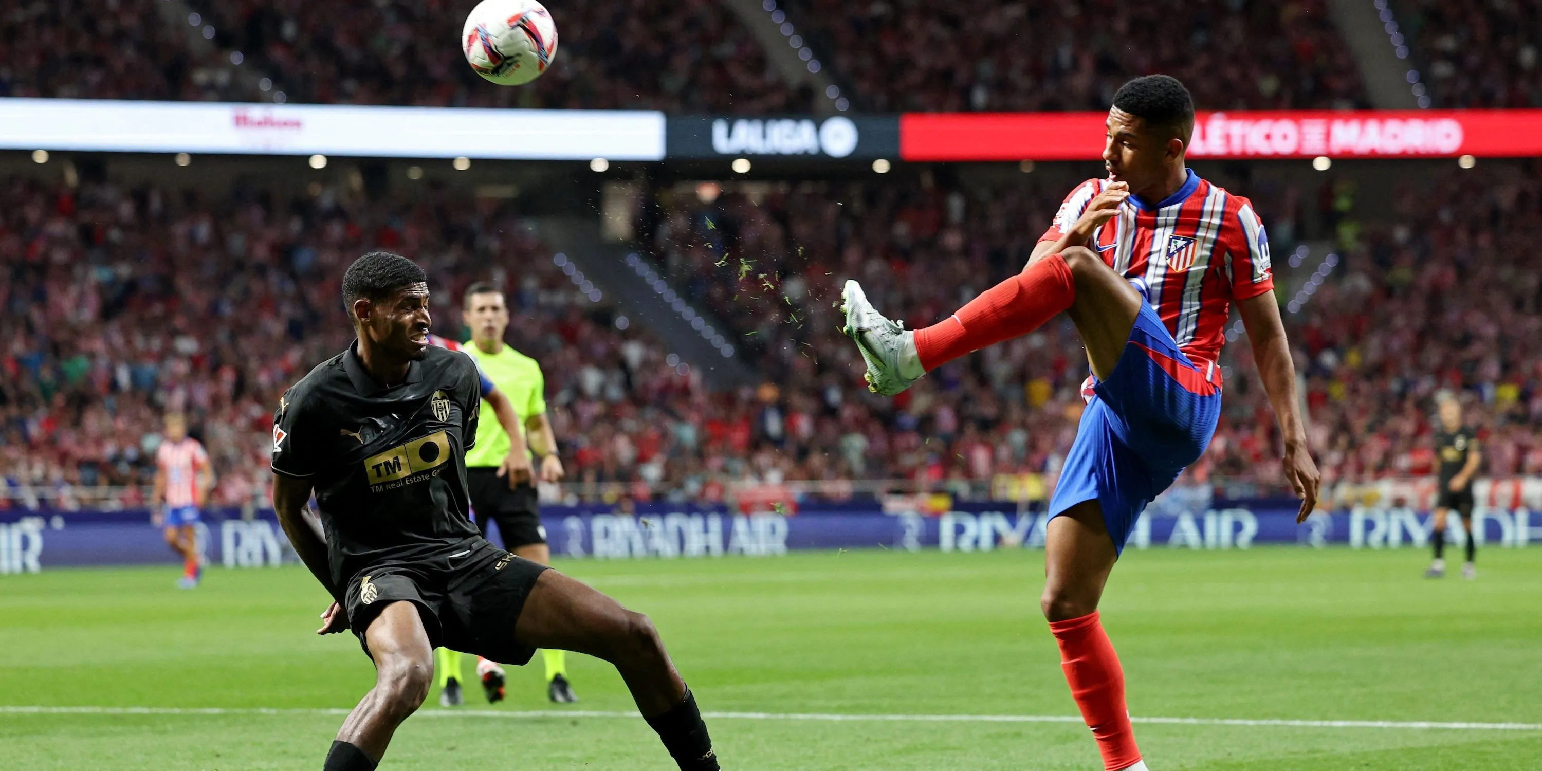 Samuel Lino của Atletico Madrid tranh chấp bóng với Cristhian Mosquera của Valencia