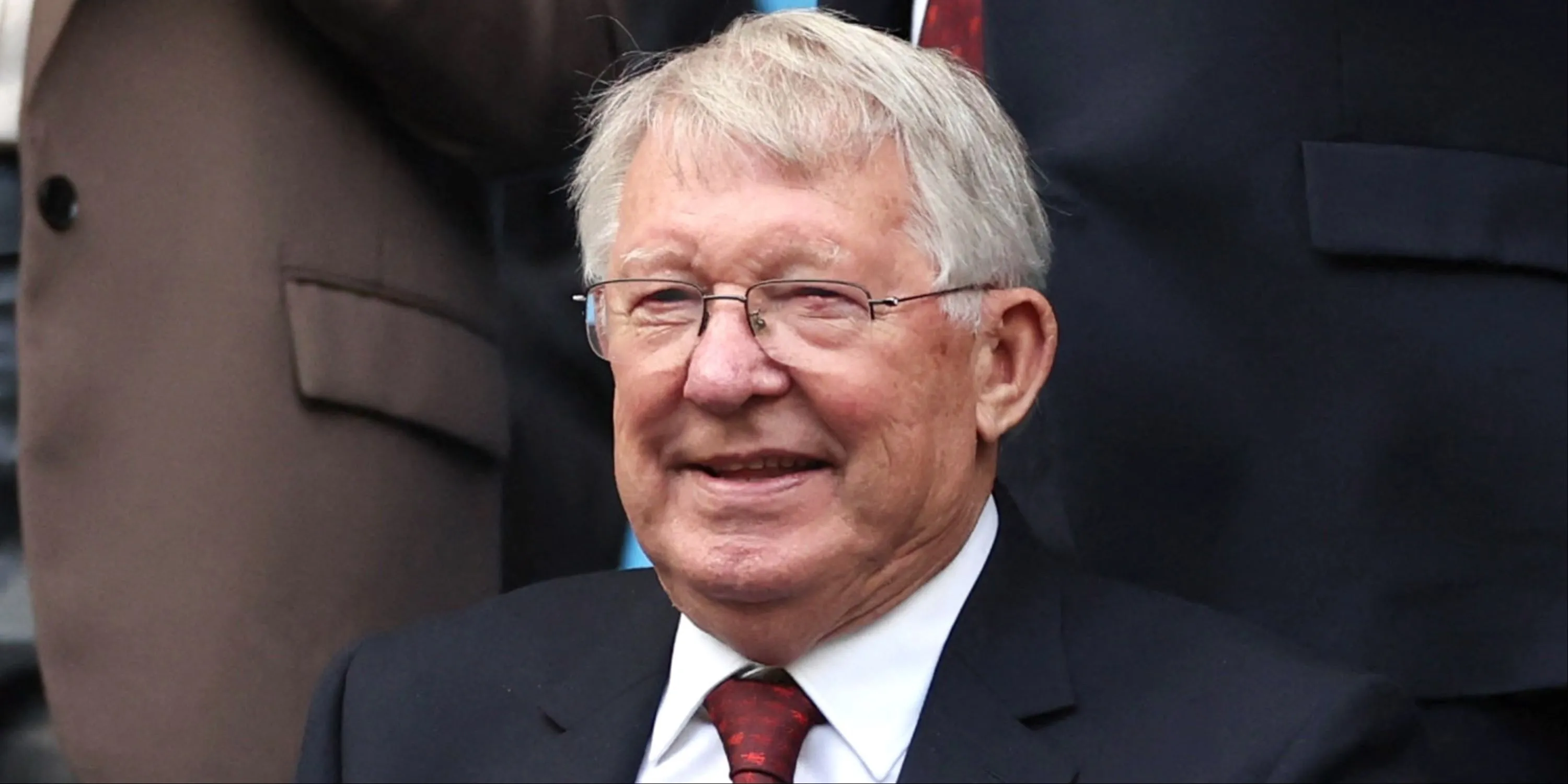 Sir Alex Ferguson bên cạnh chiếc cúp Premier League
