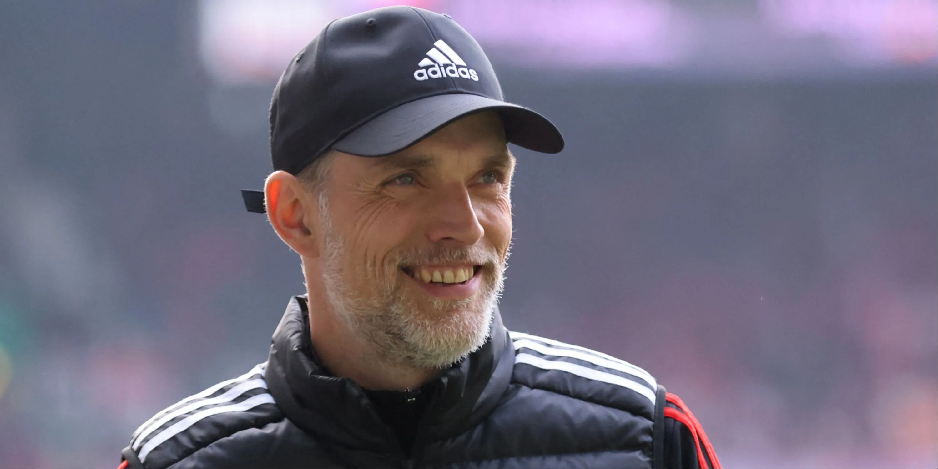 Thomas Tuchel với nụ cười tự tin trên đường pitch