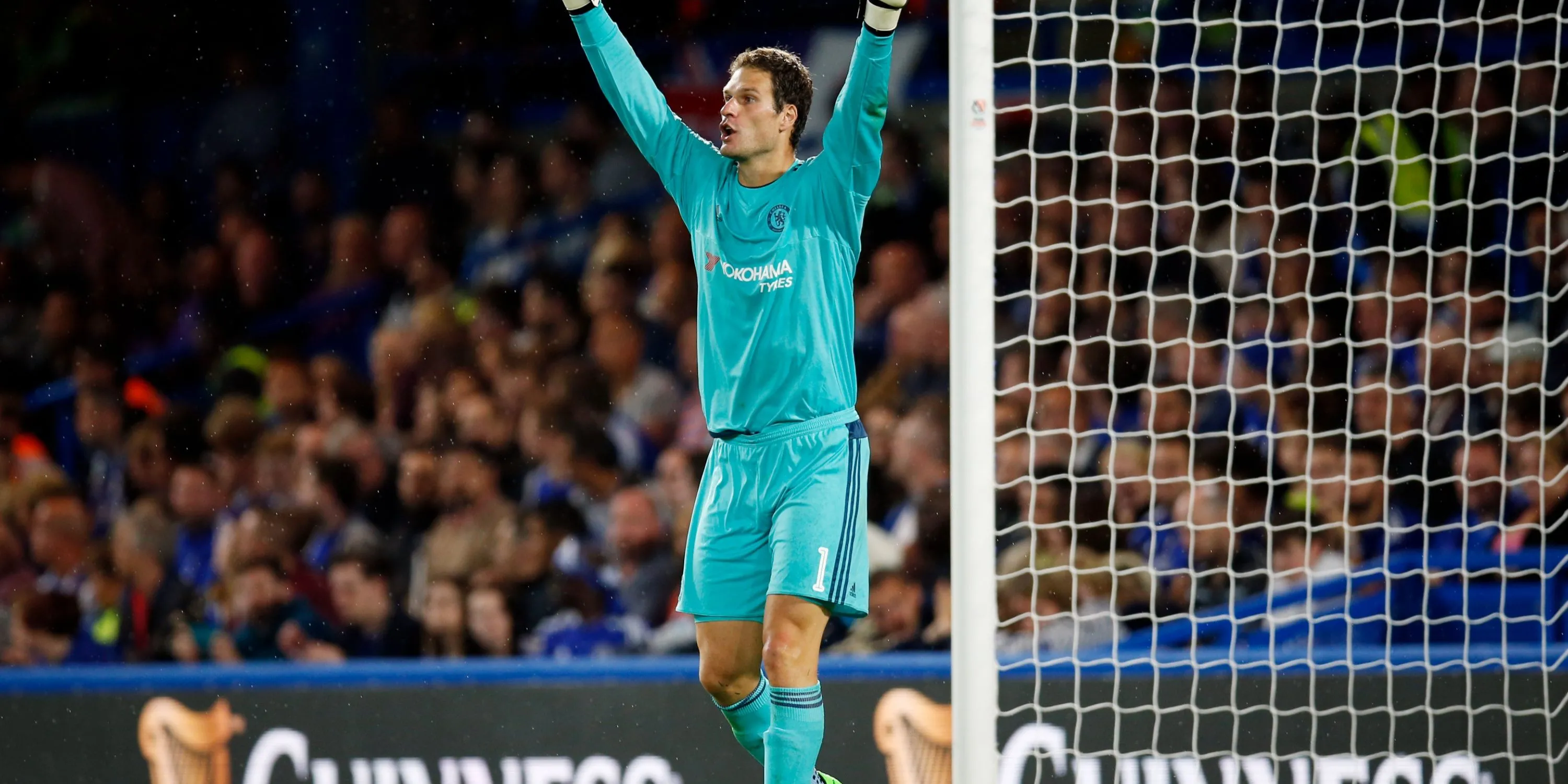 Thủ môn Asmir Begovic ăn mừng, nổi tiếng với bàn thắng từ sân nhà và vô địch Premier League cùng Chelsea.