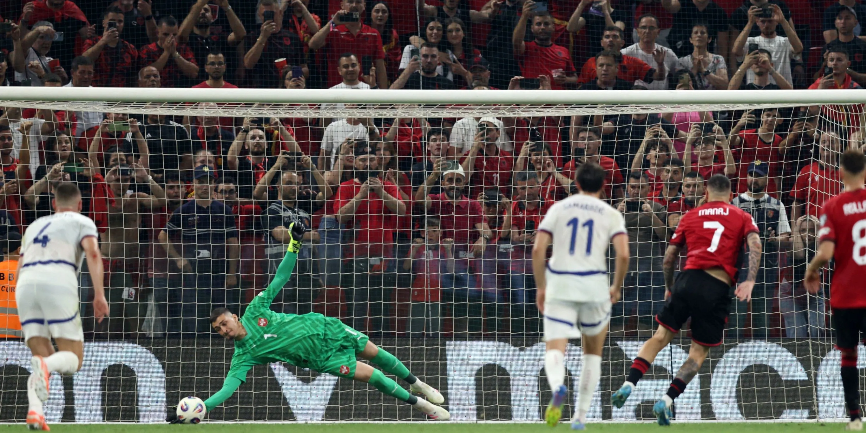 Thủ môn Djordje Petrovic bắt bóng cho đội tuyển Serbia, cầu thủ Chelsea đang được nhiều CLB quan tâm