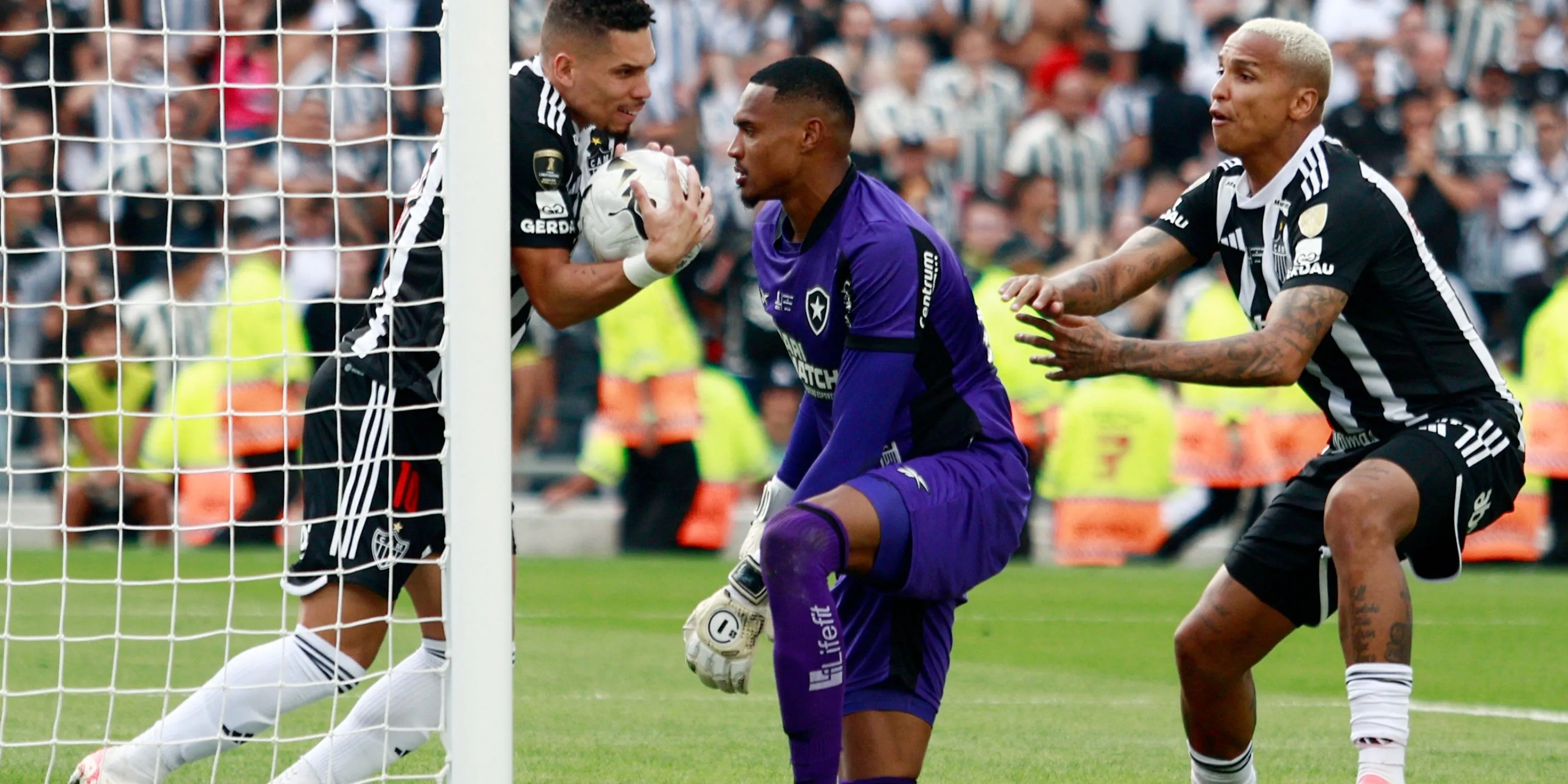 Thủ môn John Victor của Botafogo trên sân đấu