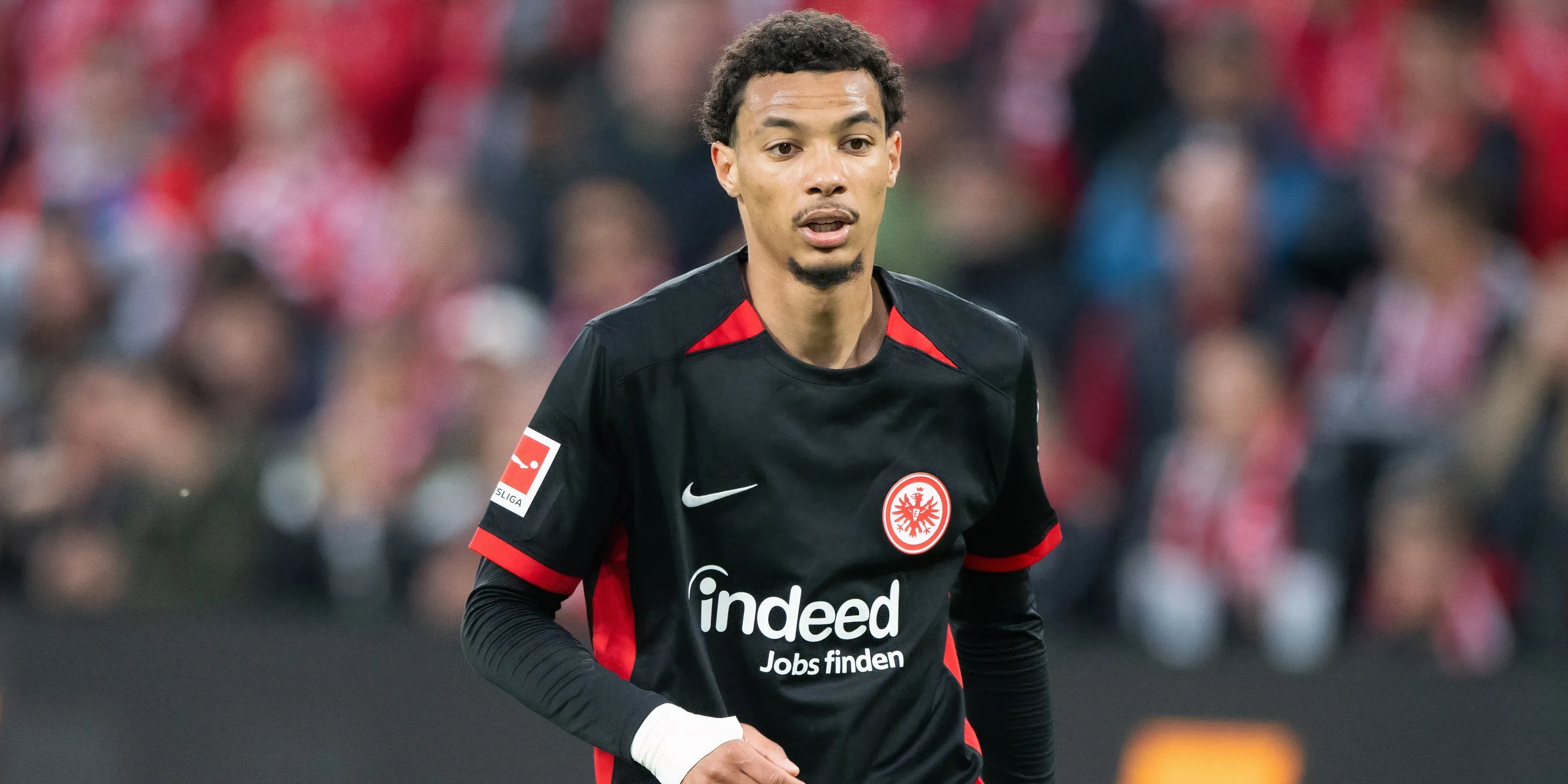 Tiền đạo Hugo Ekitike trong một pha bóng cho Eintracht Frankfurt, minh chứng cho sự đóng góp toàn diện