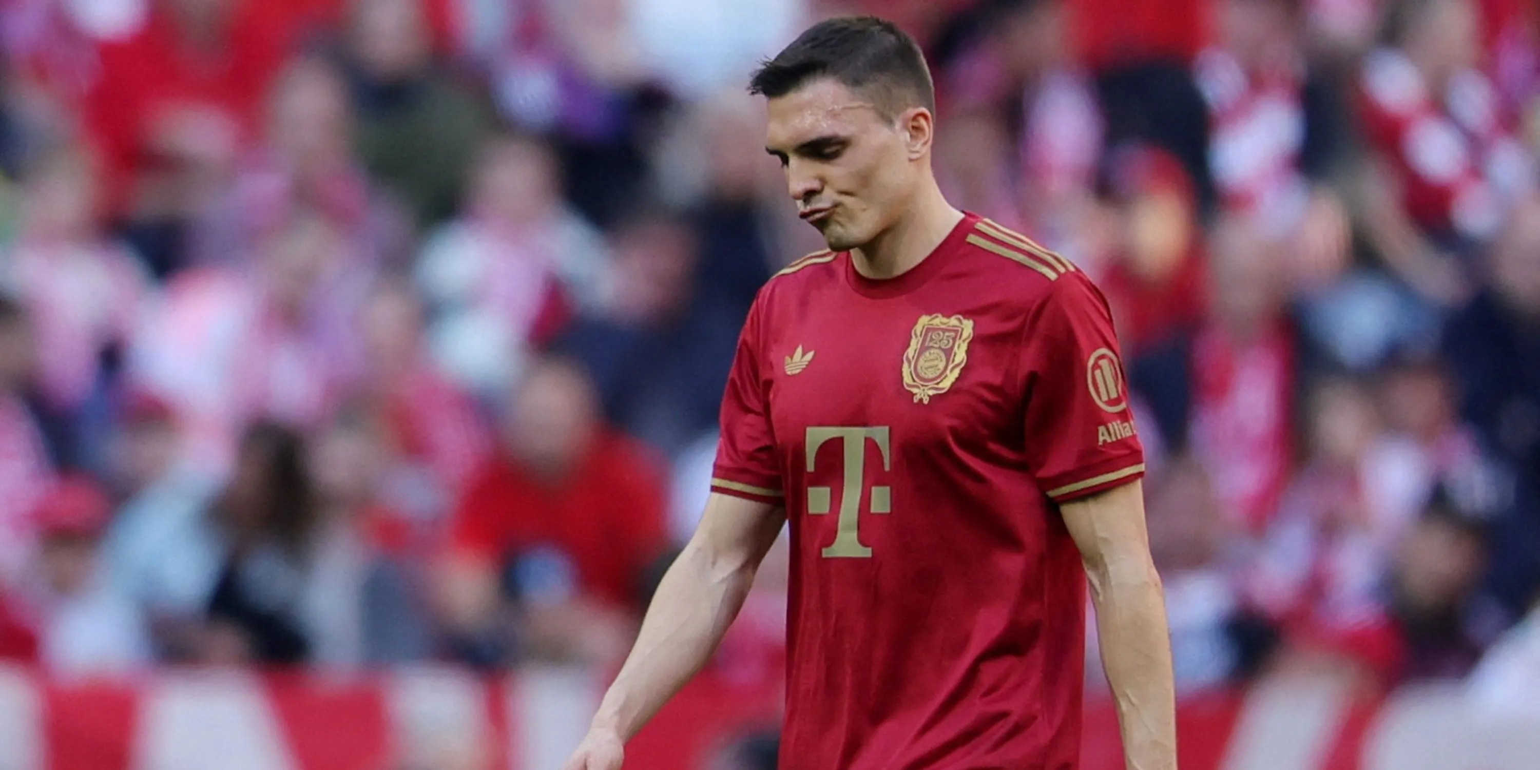 Tiền vệ João Palhinha của Bayern Munich rời sân sau khi nhận thẻ đỏ