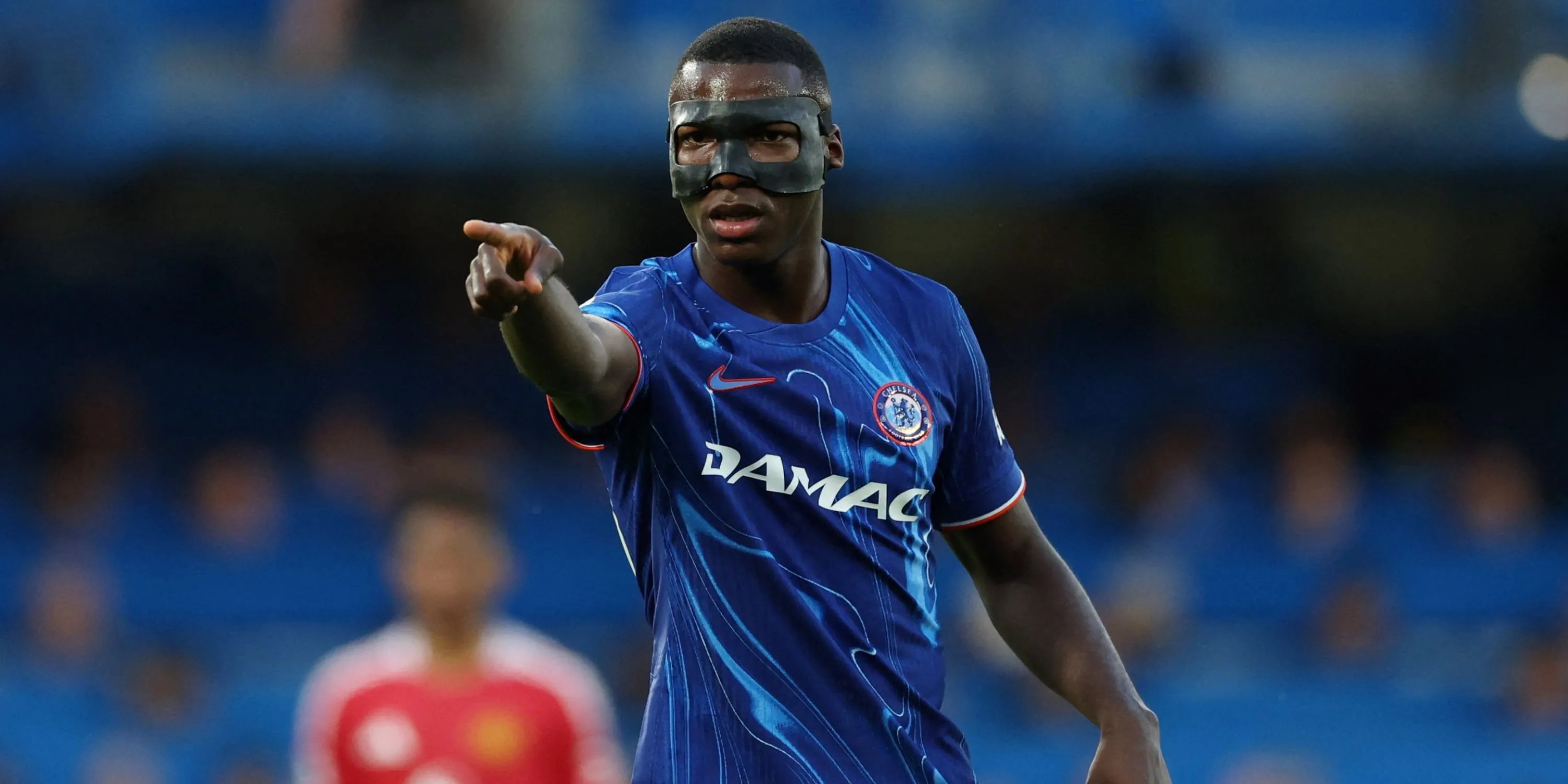 Tiền vệ Moises Caicedo của Chelsea nỗ lực tranh chấp bóng trên sân