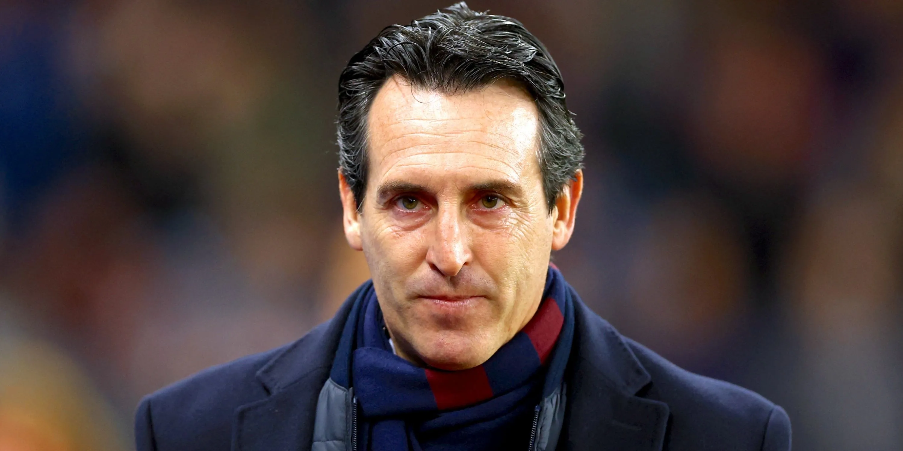 Unai Emery quan sát trận đấu từ đường biên