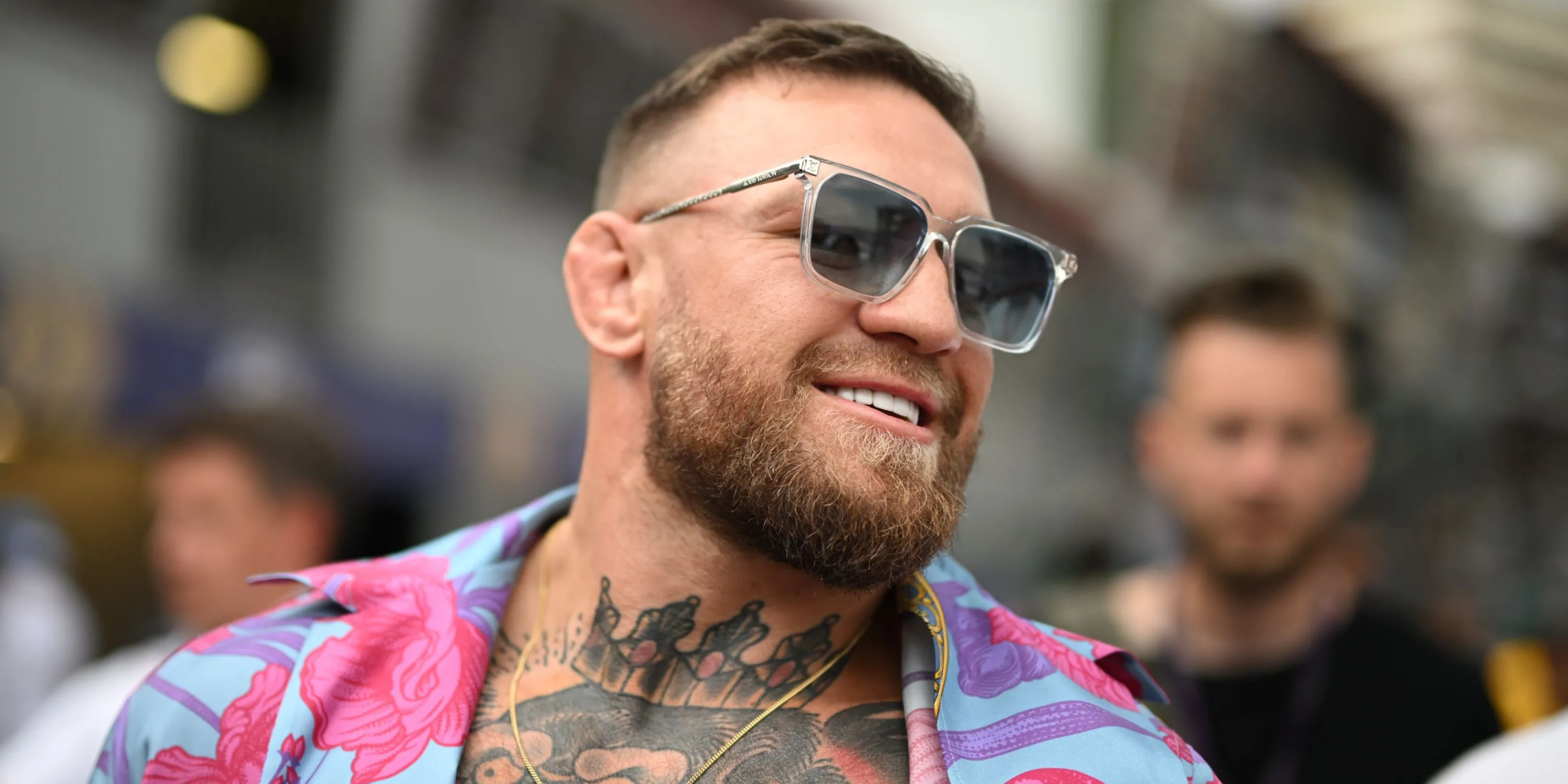 Võ sĩ Conor McGregor với chiếc áo đấu Manchester United