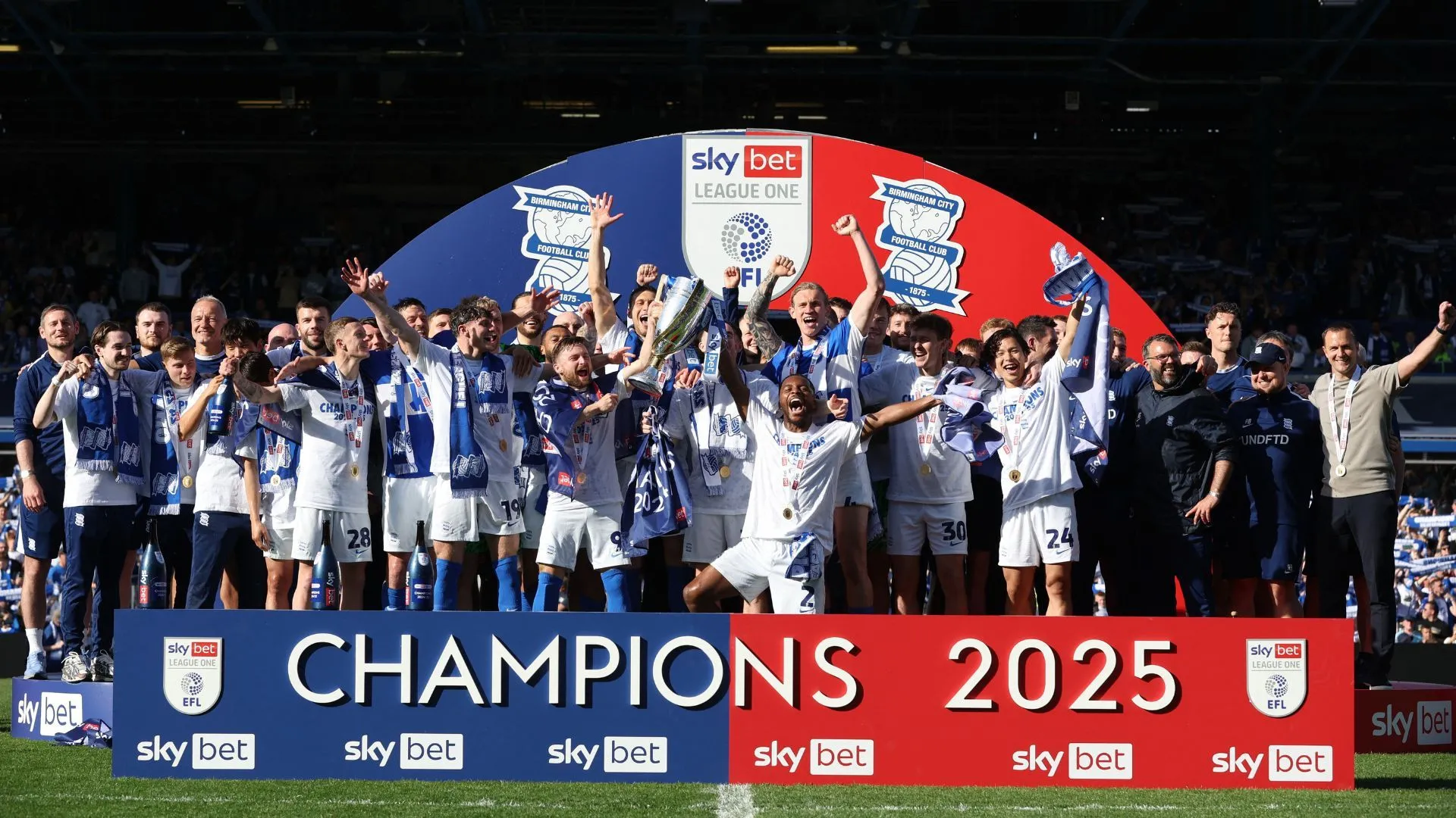 Các cầu thủ Birmingham City ăn mừng chiến thắng trong màu áo đấu kỷ niệm 150 năm.