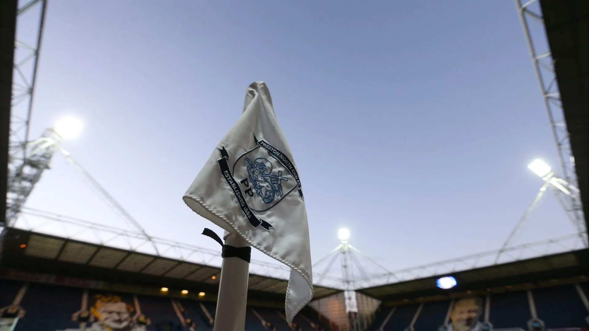 Cầu thủ Preston North End với áo đấu sân nhà có logo nhà tài trợ Spud Bros.