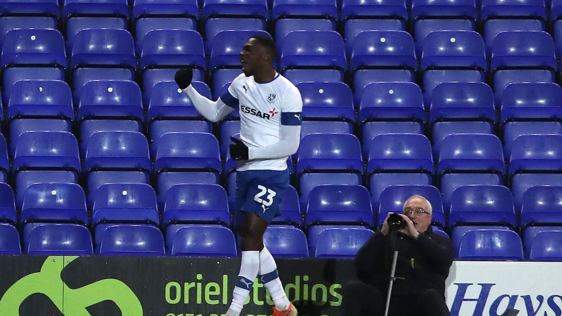 Corey Blackett-Taylor trong màu áo Derby County, đang thể hiện quyết tâm ở giai đoạn tiền mùa giải.