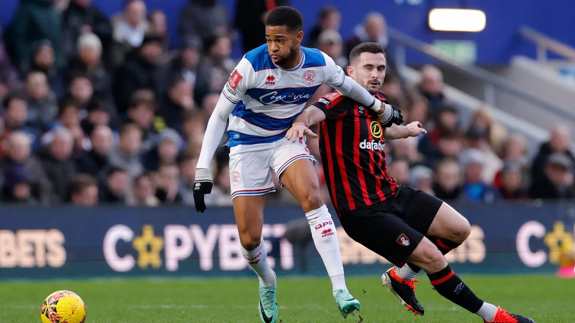 Elijah Dixon-Bonner, tiền vệ của Queens Park Rangers, trong buổi tập.