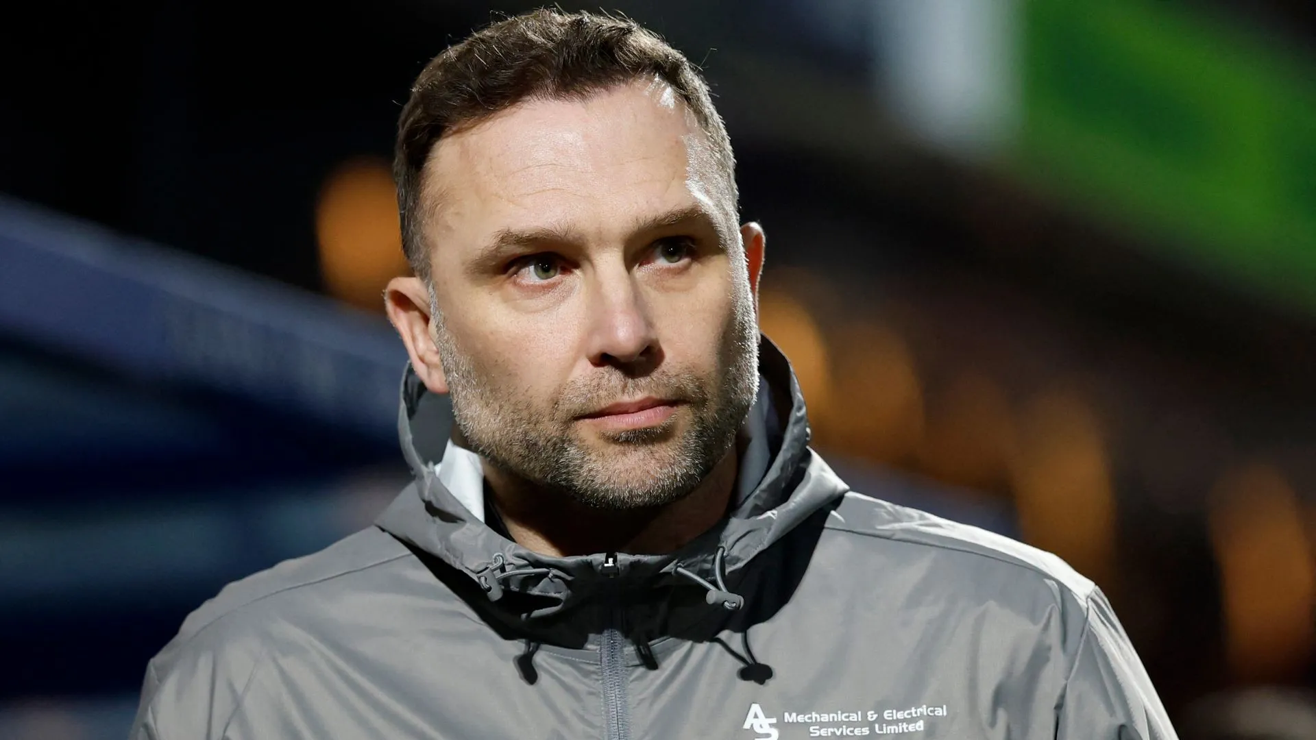 HLV John Eustace của Derby County với mẫu áo đấu sân nhà mùa giải mới.