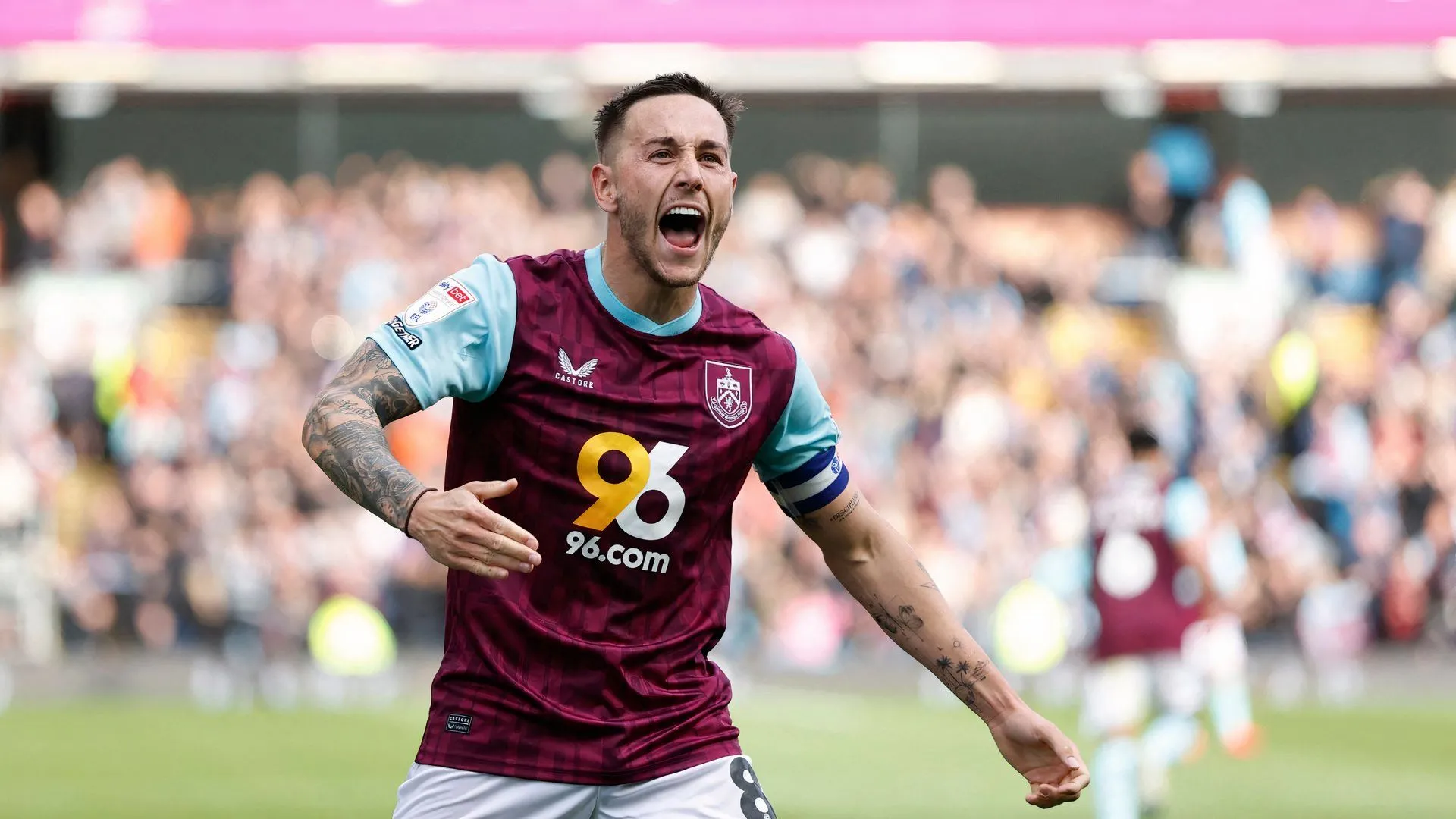 Josh Brownhill ăn mừng thành công cùng Burnley sau khi thăng hạng Premier League.