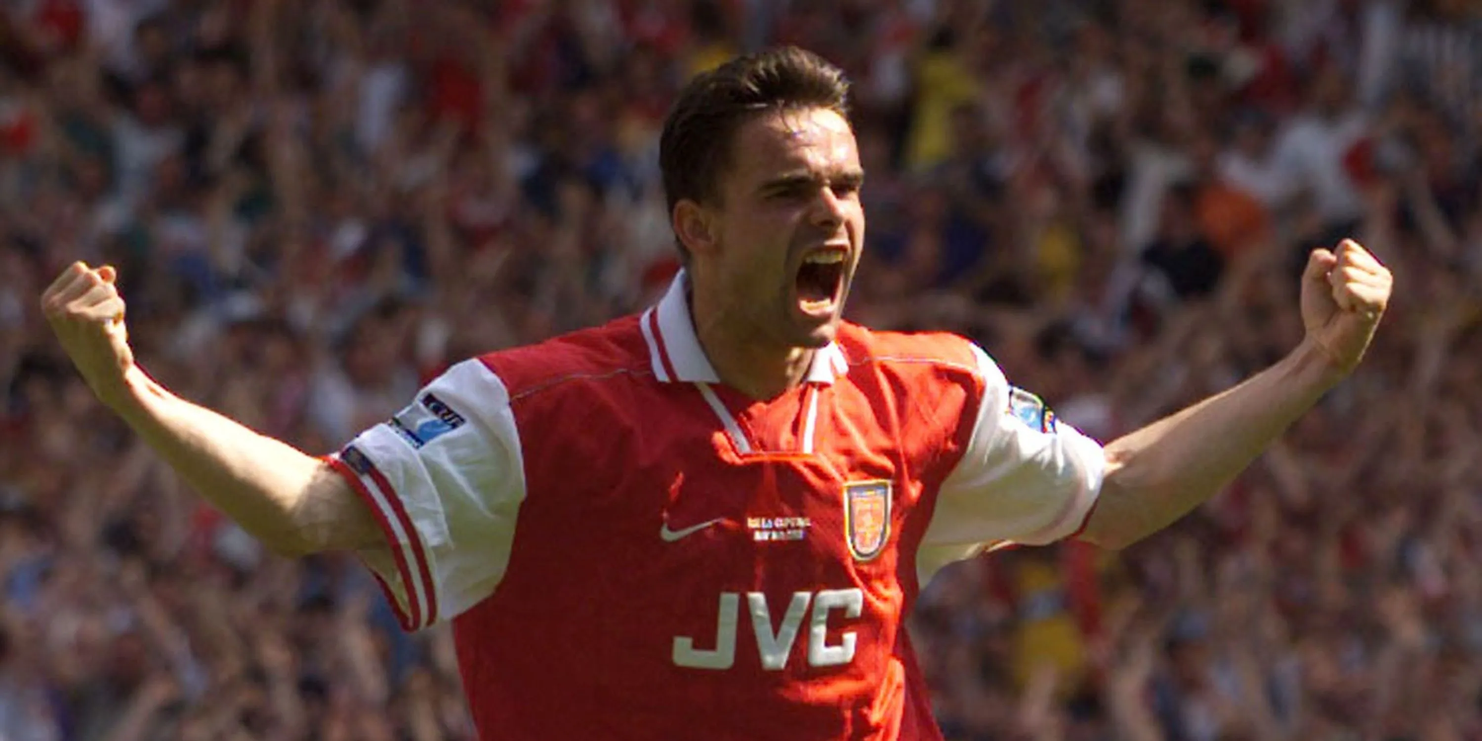 Marc Overmars ăn mừng cho Arsenal