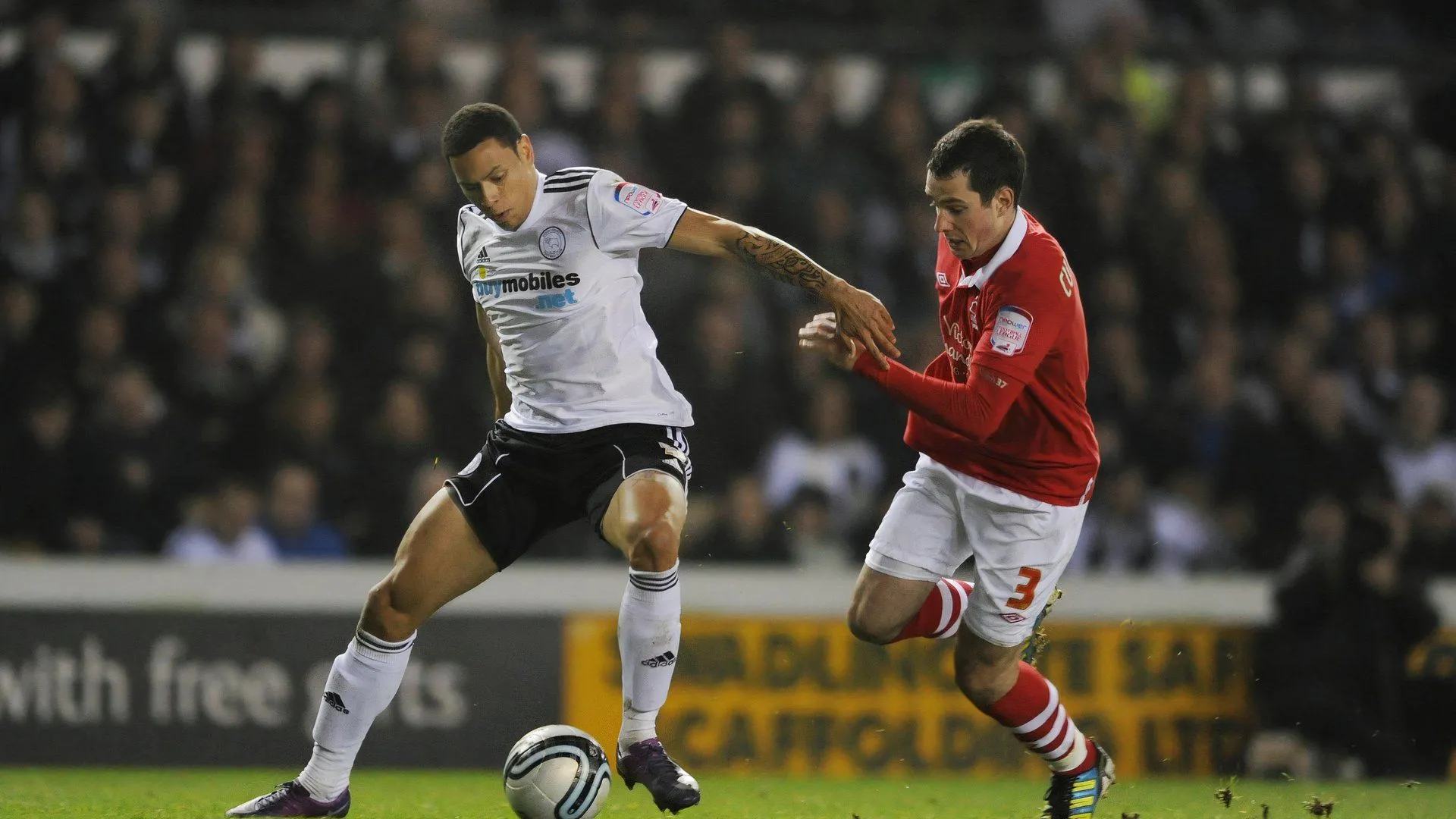 Nathan Tyson trong màu áo Derby County đối đầu Nottingham Forest