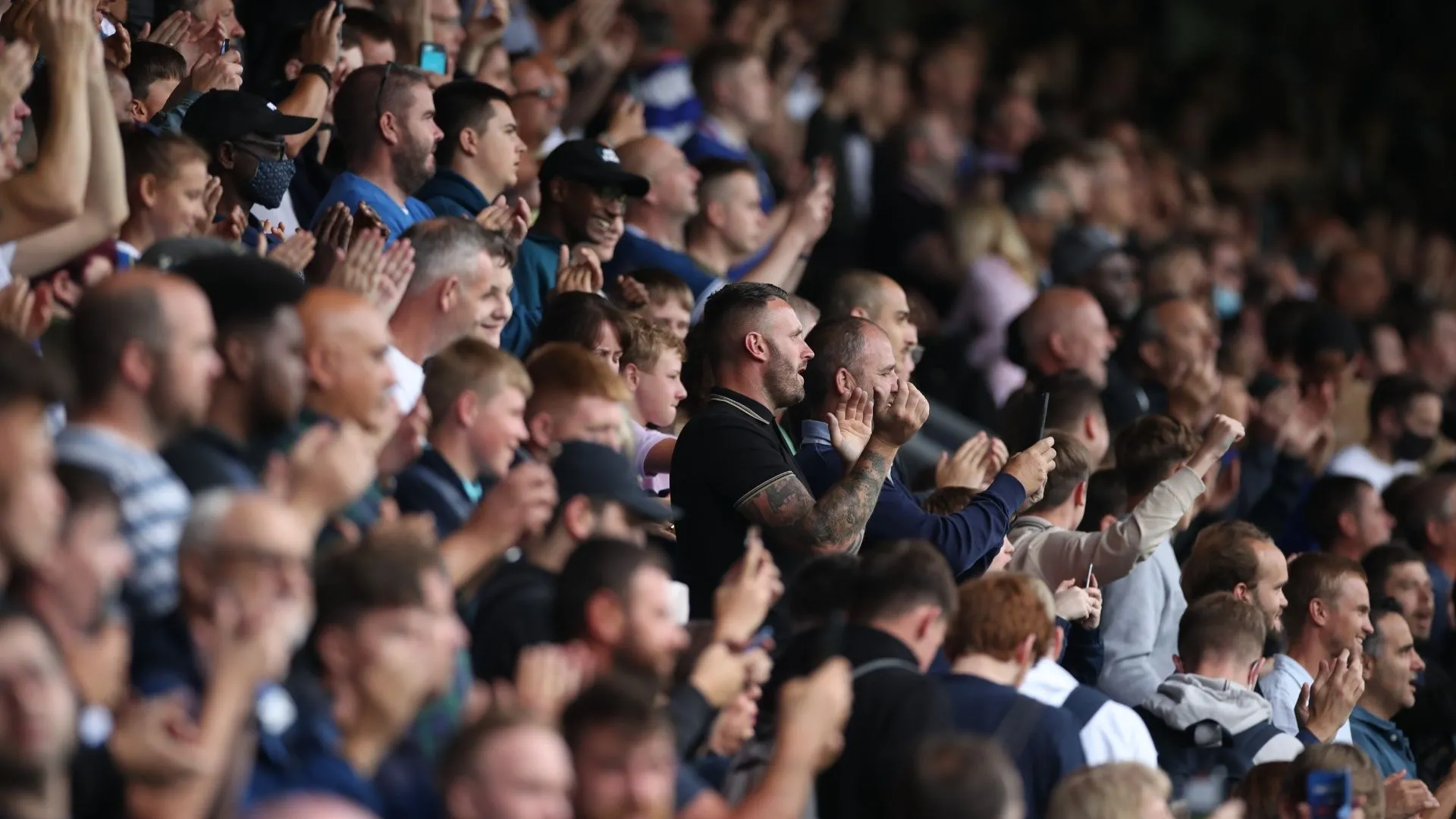 Người hâm mộ QPR cuồng nhiệt trên khán đài cổ vũ đội bóng.