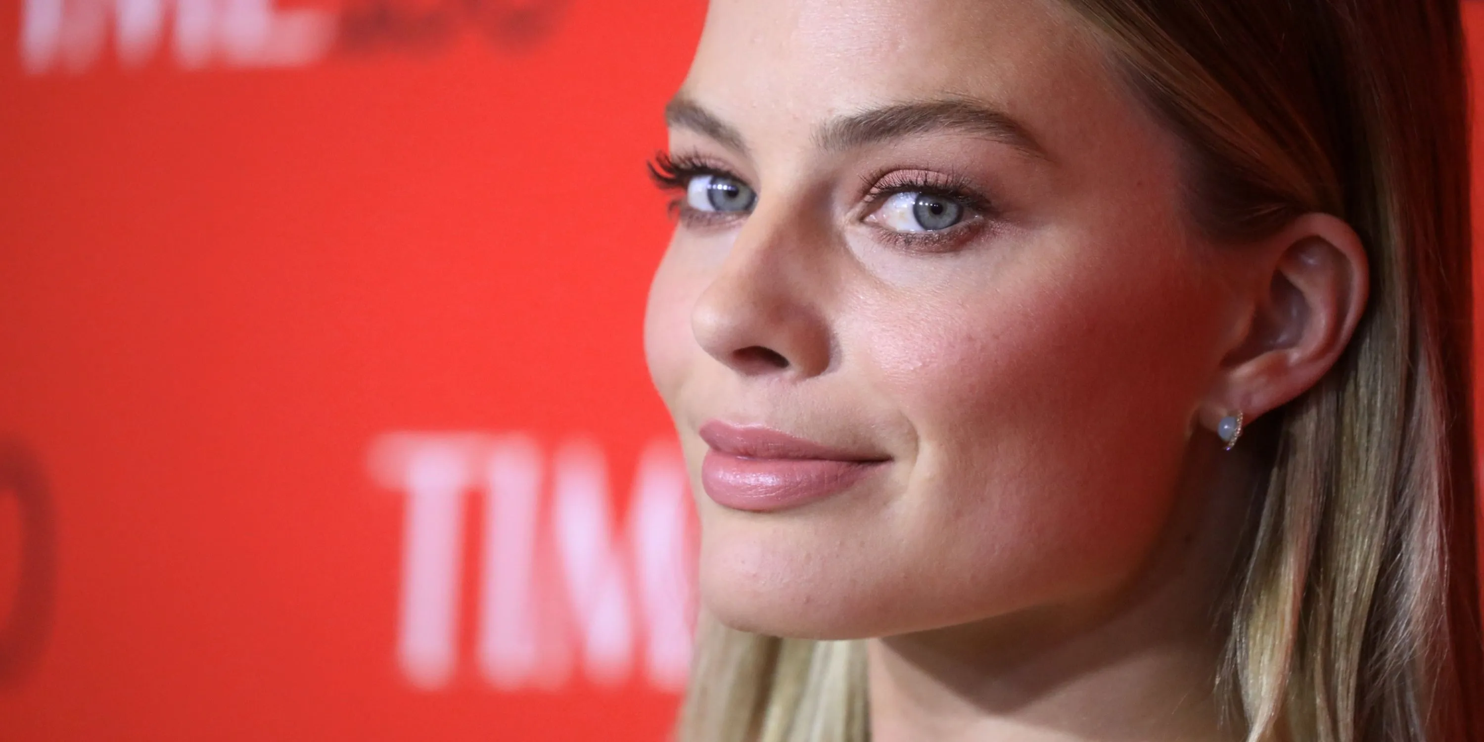 Nữ diễn viên Margot Robbie tại sân Craven Cottage, ủng hộ Fulham