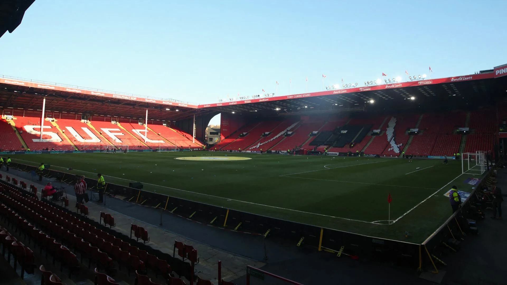 Sân vận động Bramall Lane, nơi Ricky Holmes chuyển đến sau khi rời Charlton.