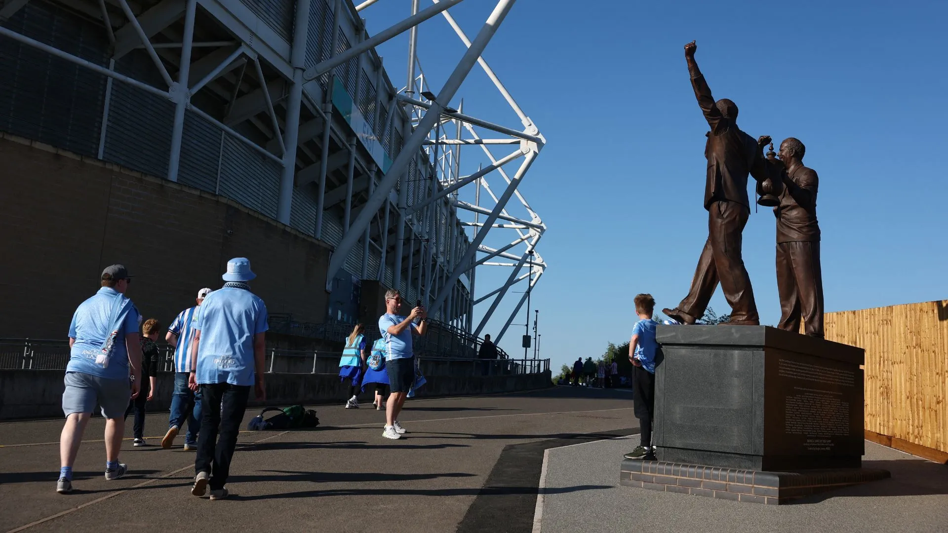 Sân vận động CBS Arena, sân nhà của Coventry City, với áo đấu sân nhà 2025/26.