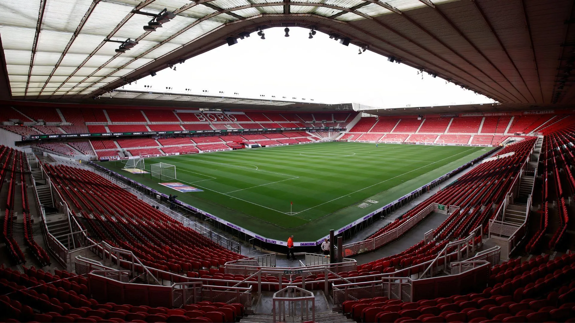 Sân vận động Riverside, sân nhà của Middlesbrough, giới thiệu áo đấu 2025/26.