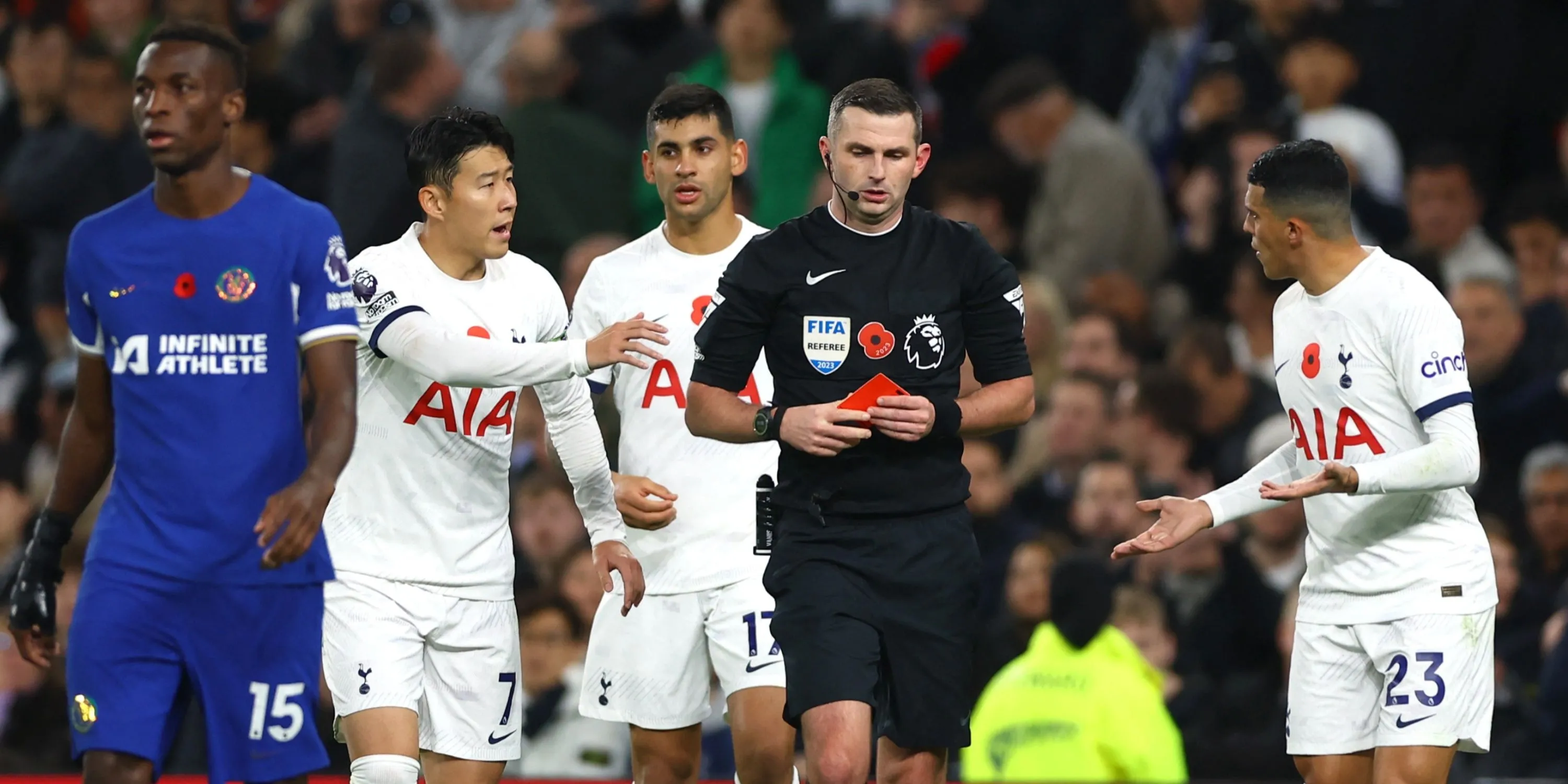 Son Heung-min của Tottenham Hotspur tranh cãi với trọng tài Michael Oliver sau khi Cristian Romero nhận thẻ đỏ.