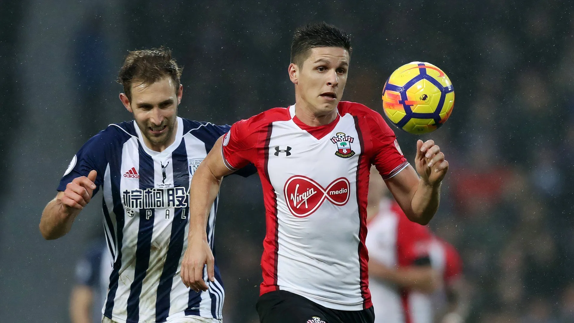 Tiền đạo Guido Carrillo nỗ lực trong một trận đấu cho Southampton