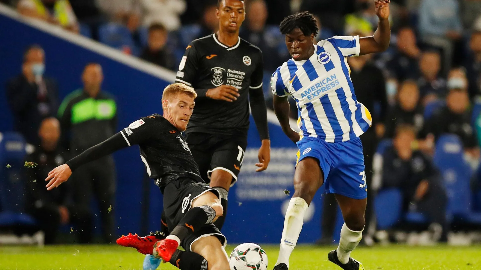 Tiền vệ Taylor Richards trong một trận đấu trước đây với câu lạc bộ Brighton.