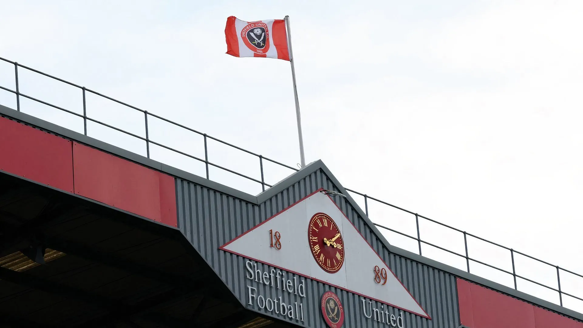 Toàn cảnh sân Bramall Lane của Sheffield United, nơi trưng bày mẫu áo đấu 2025/26.