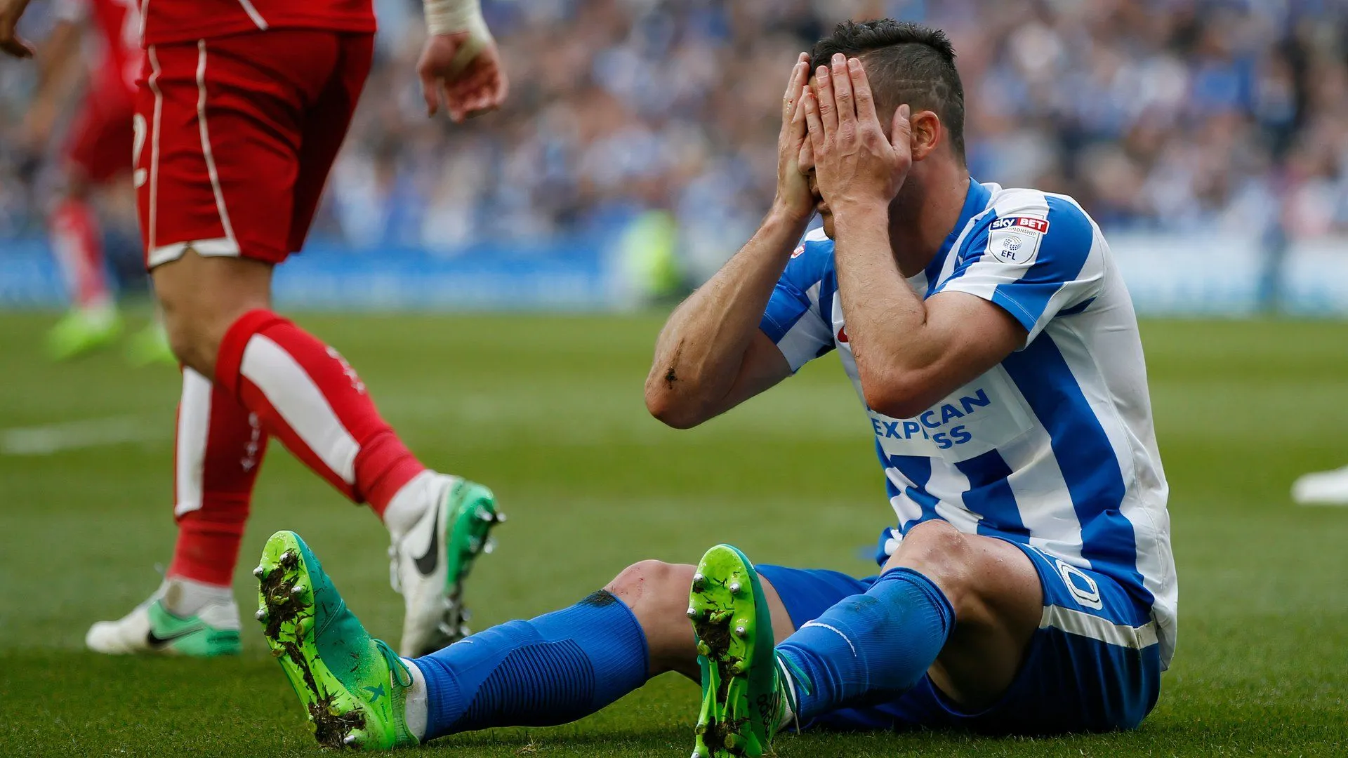 Tomer Hemed thể hiện sự thất vọng trong thời gian khoác áo Charlton Athletic.