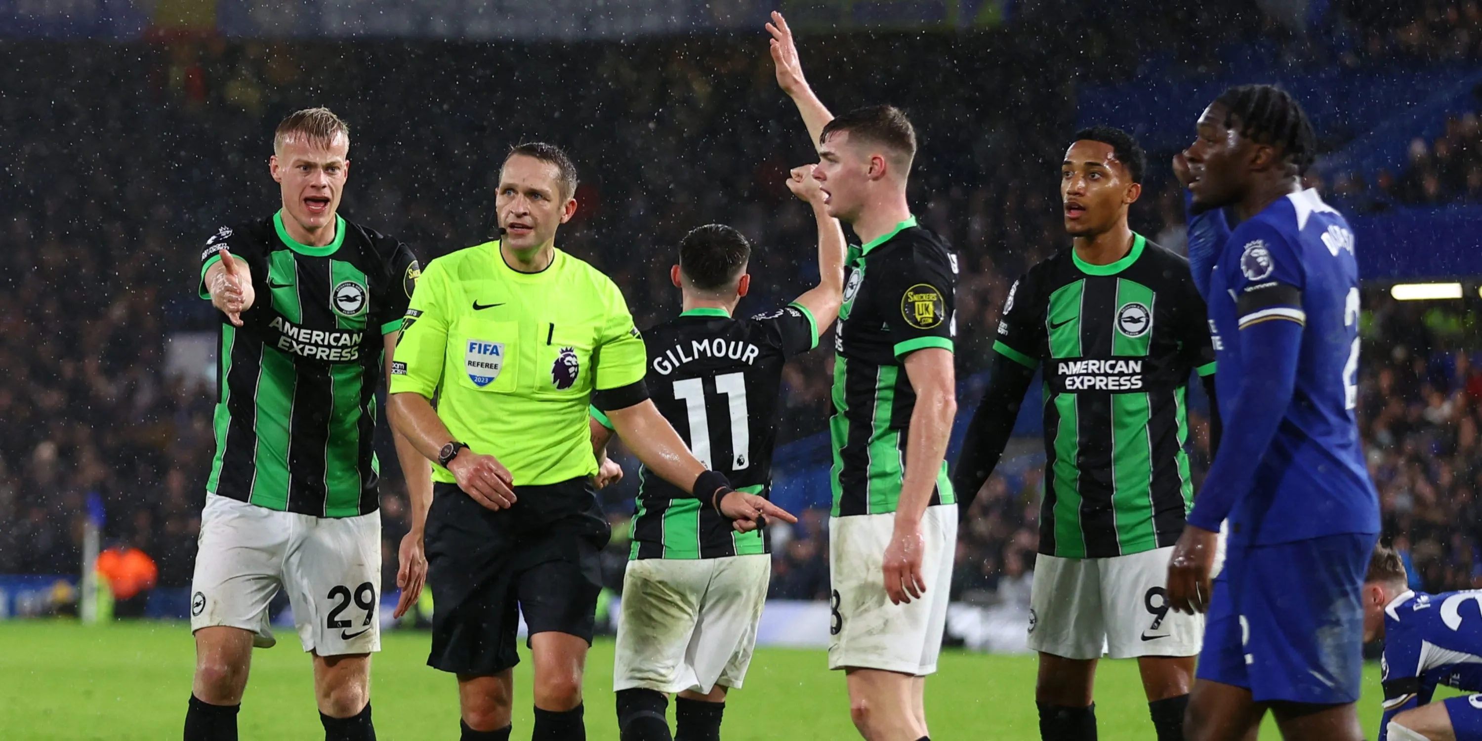 Trọng tài Craig Pawson xem lại tình huống VAR sau khi hủy bỏ quả phạt đền cho Brighton.