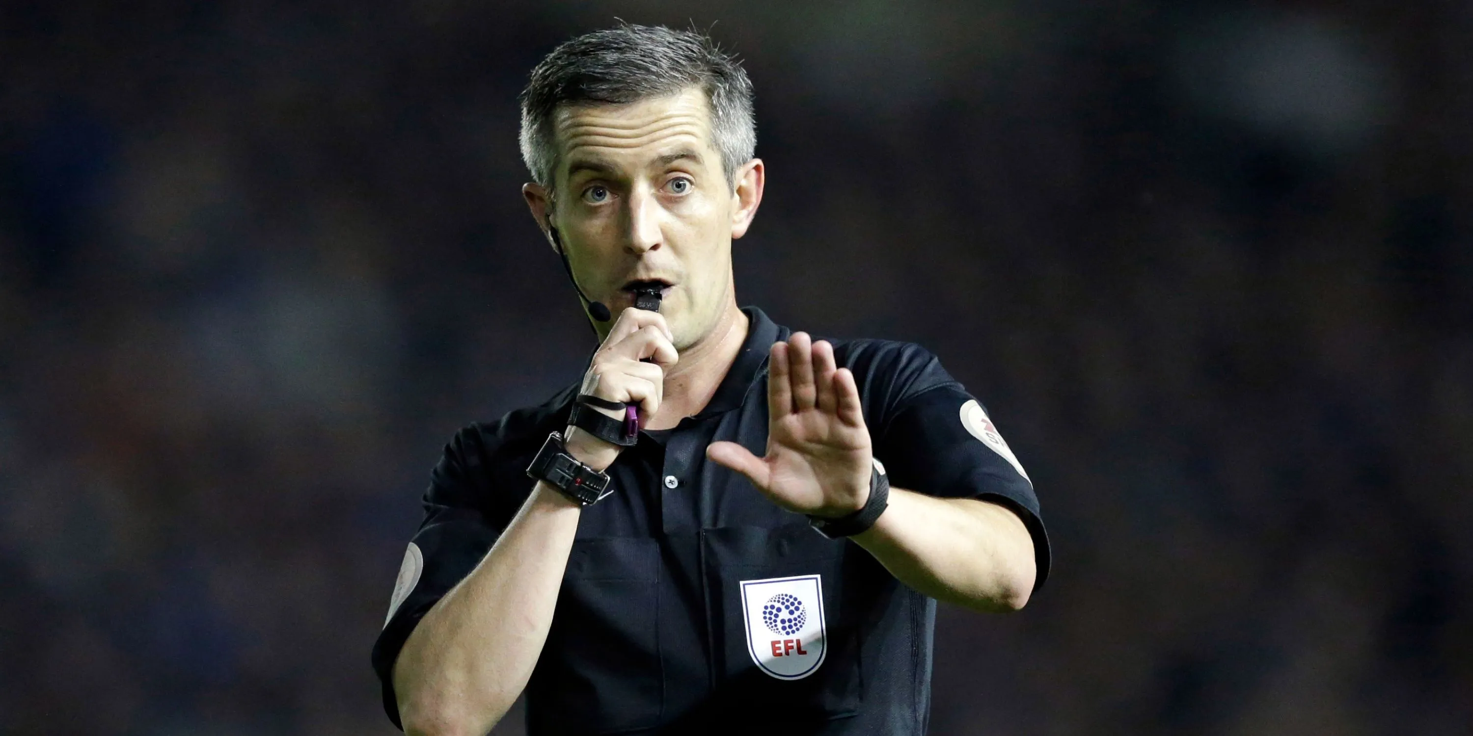 Trọng tài Darren Bond trên sân trong một trận đấu Premier League.