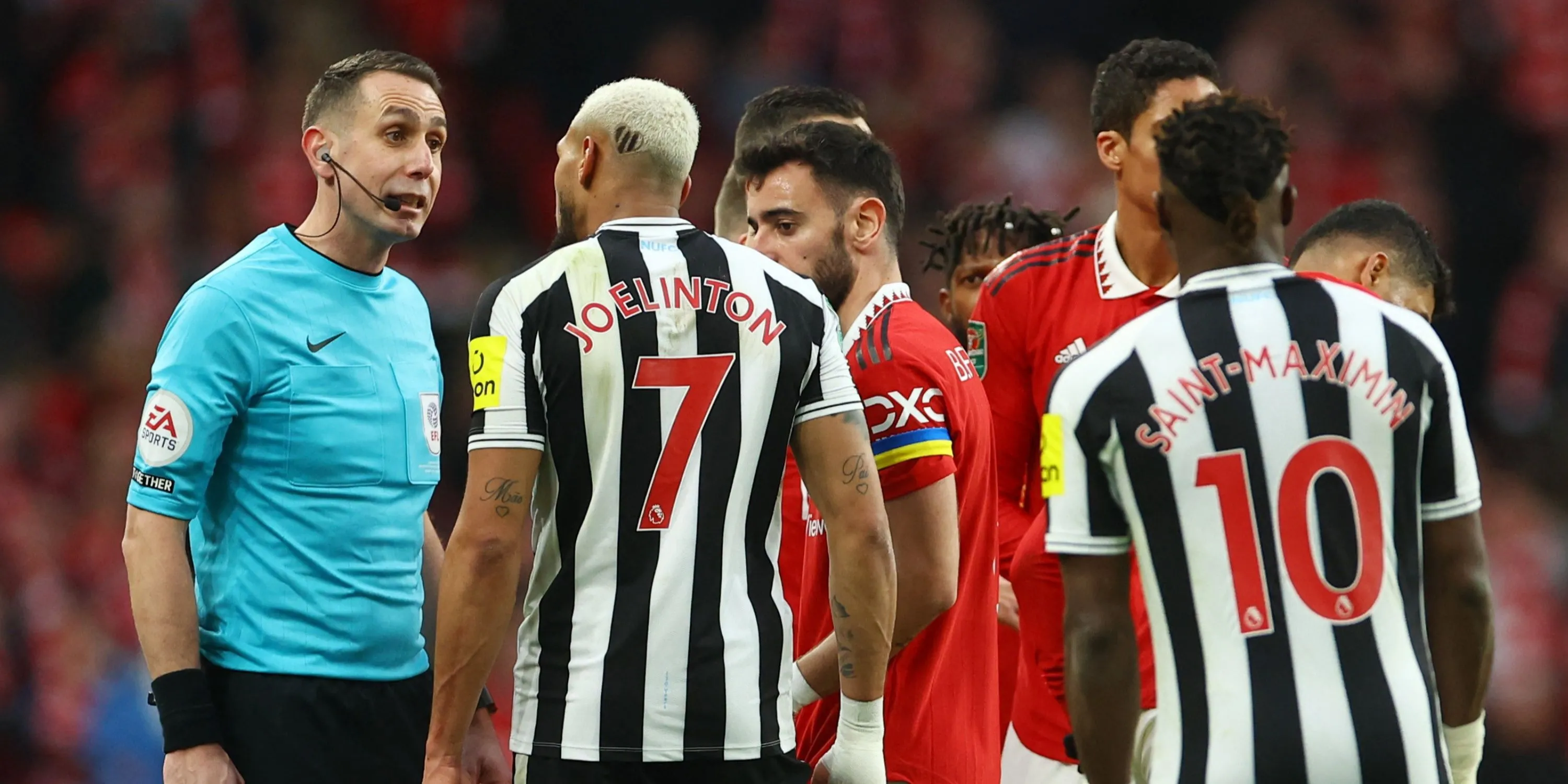 Trọng tài David Coote trao đổi với cầu thủ Newcastle trong một trận đấu Premier League.