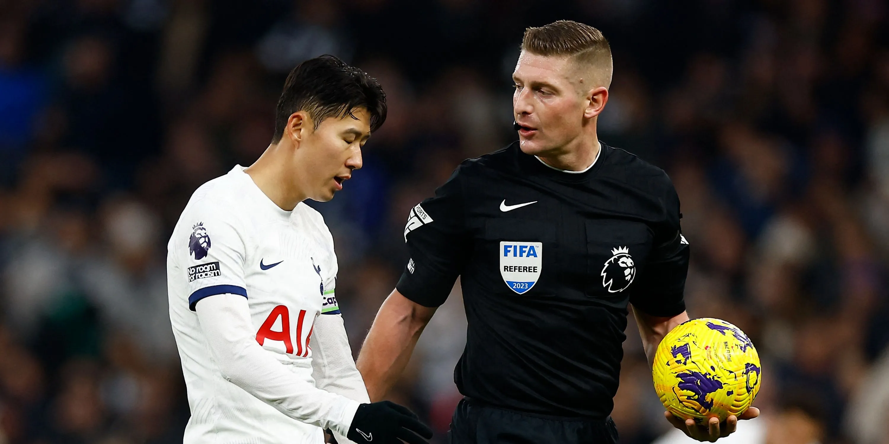 Trọng tài Rob Jones đưa ra quyết định trên sân cỏ.