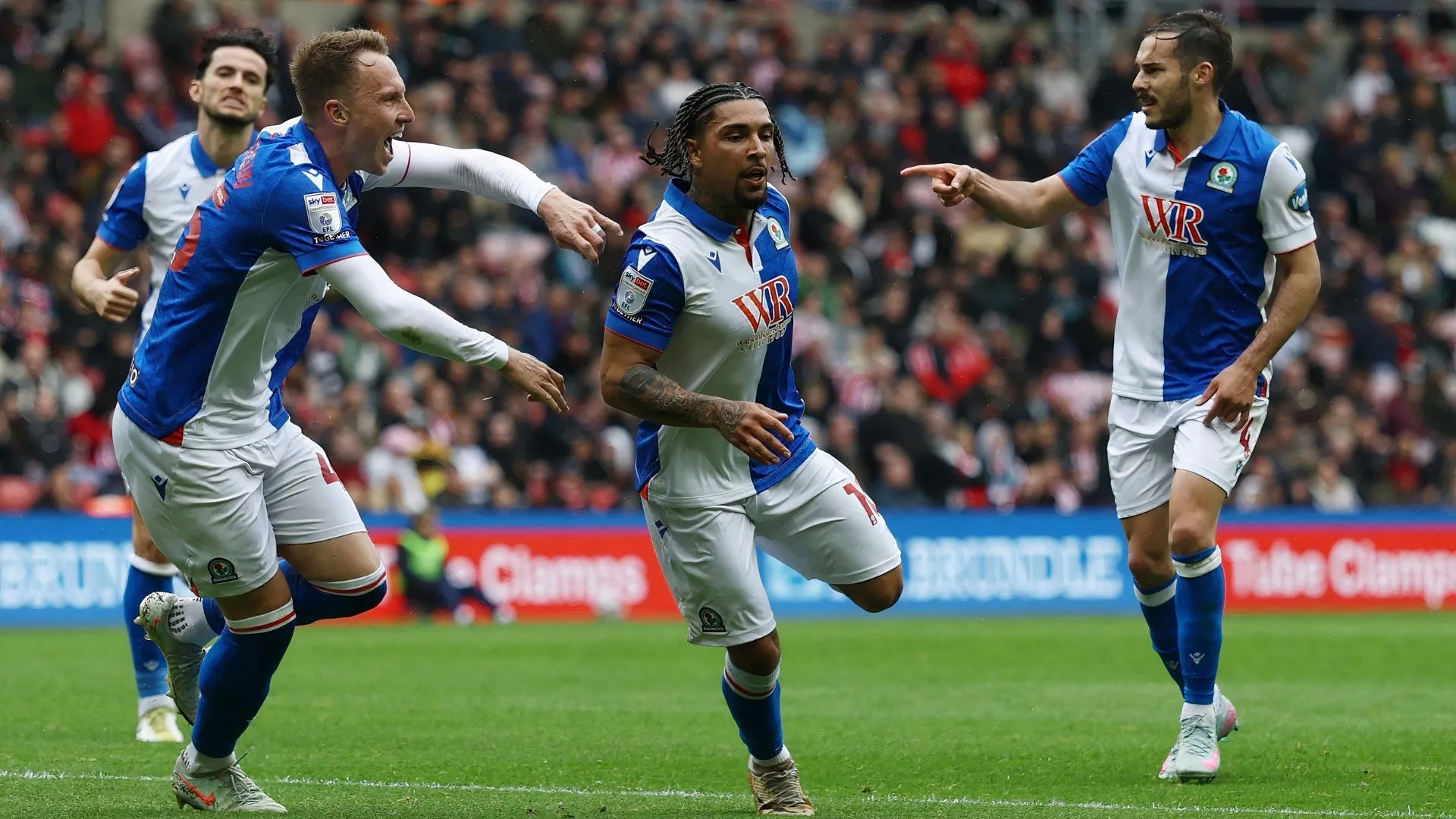 Tyrhys Dolan thi đấu cho Blackburn Rovers, ví dụ điển hình về khả năng phát triển dưới sự dẫn dắt của John Eustace.