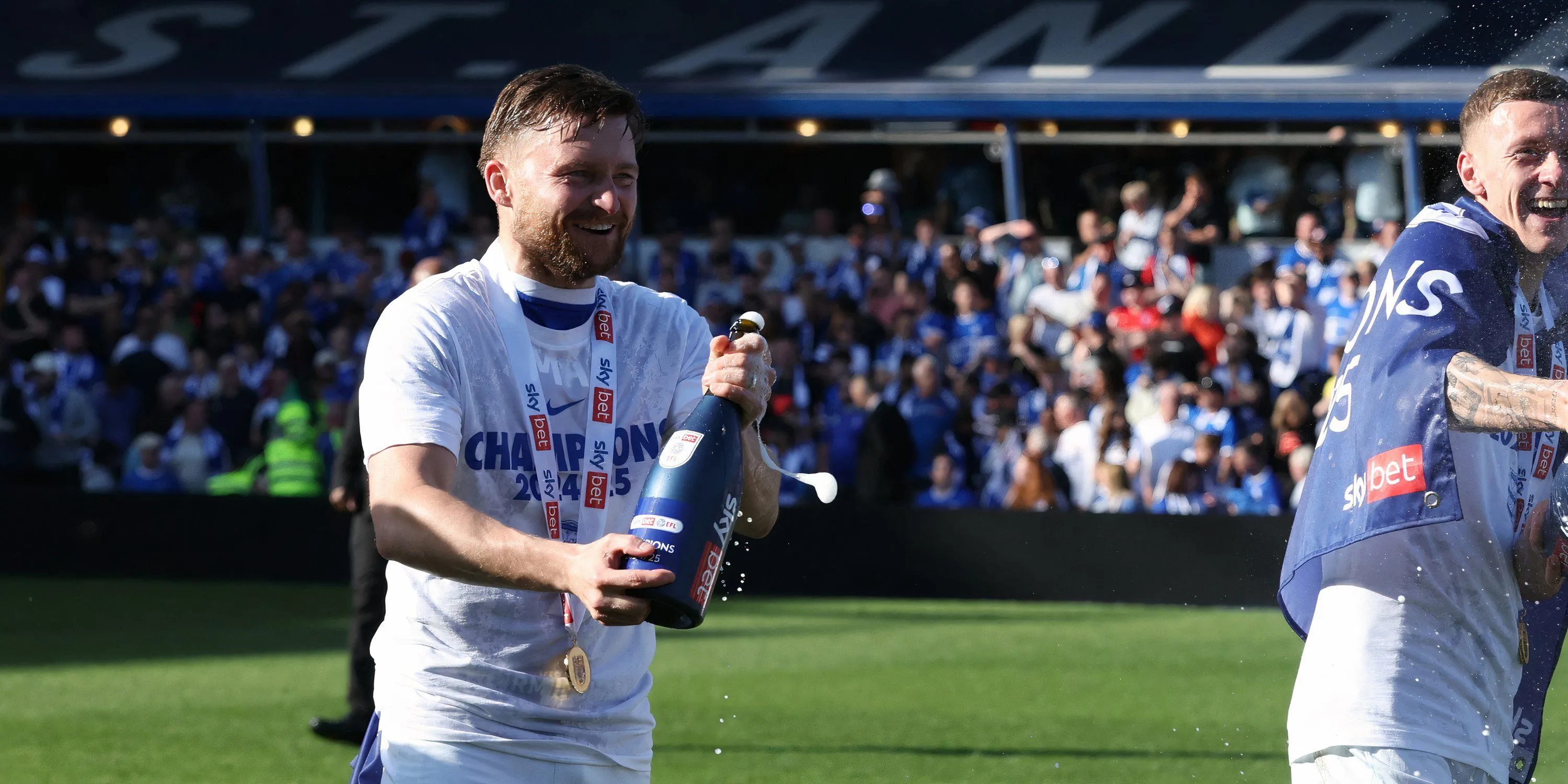 Alfie May, tiền đạo từng bị Birmingham bỏ rơi, đang bùng nổ trong màu áo Huddersfield Town.