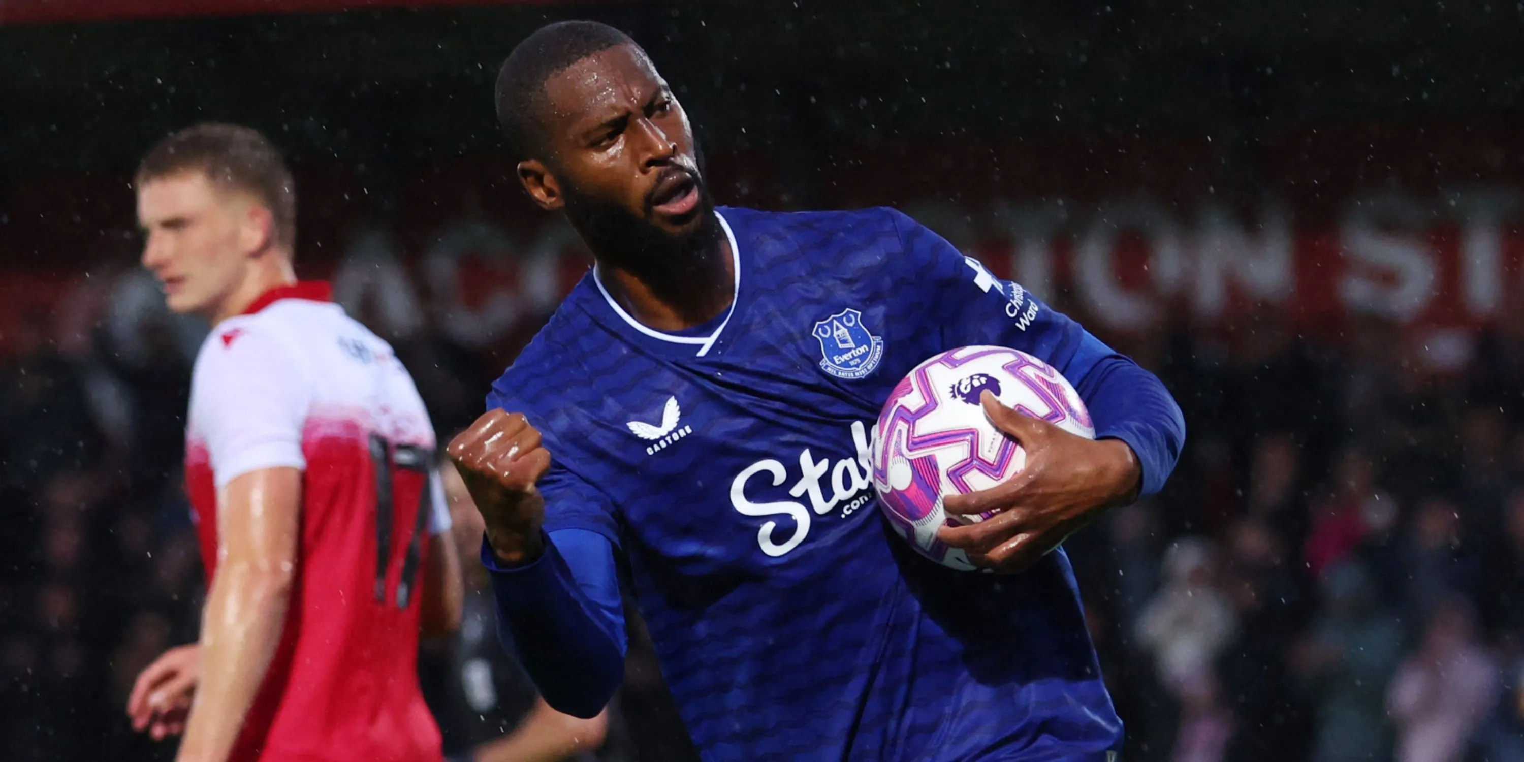 Beto trong một trận giao hữu của Everton, thể hiện sự mạnh mẽ của tiền đạo này.