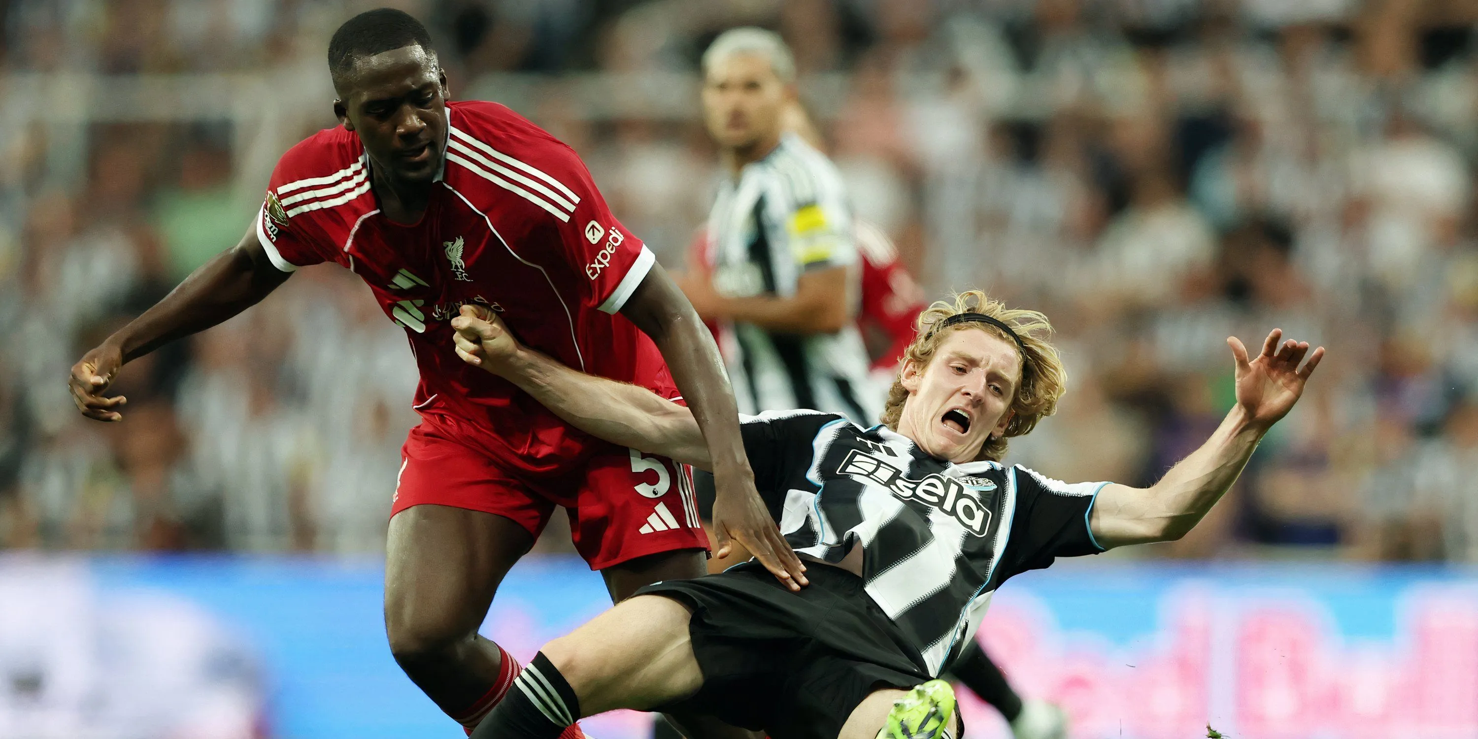 Ibrahima Konate trong màu áo Liverpool thi đấu tại Ngoại hạng Anh