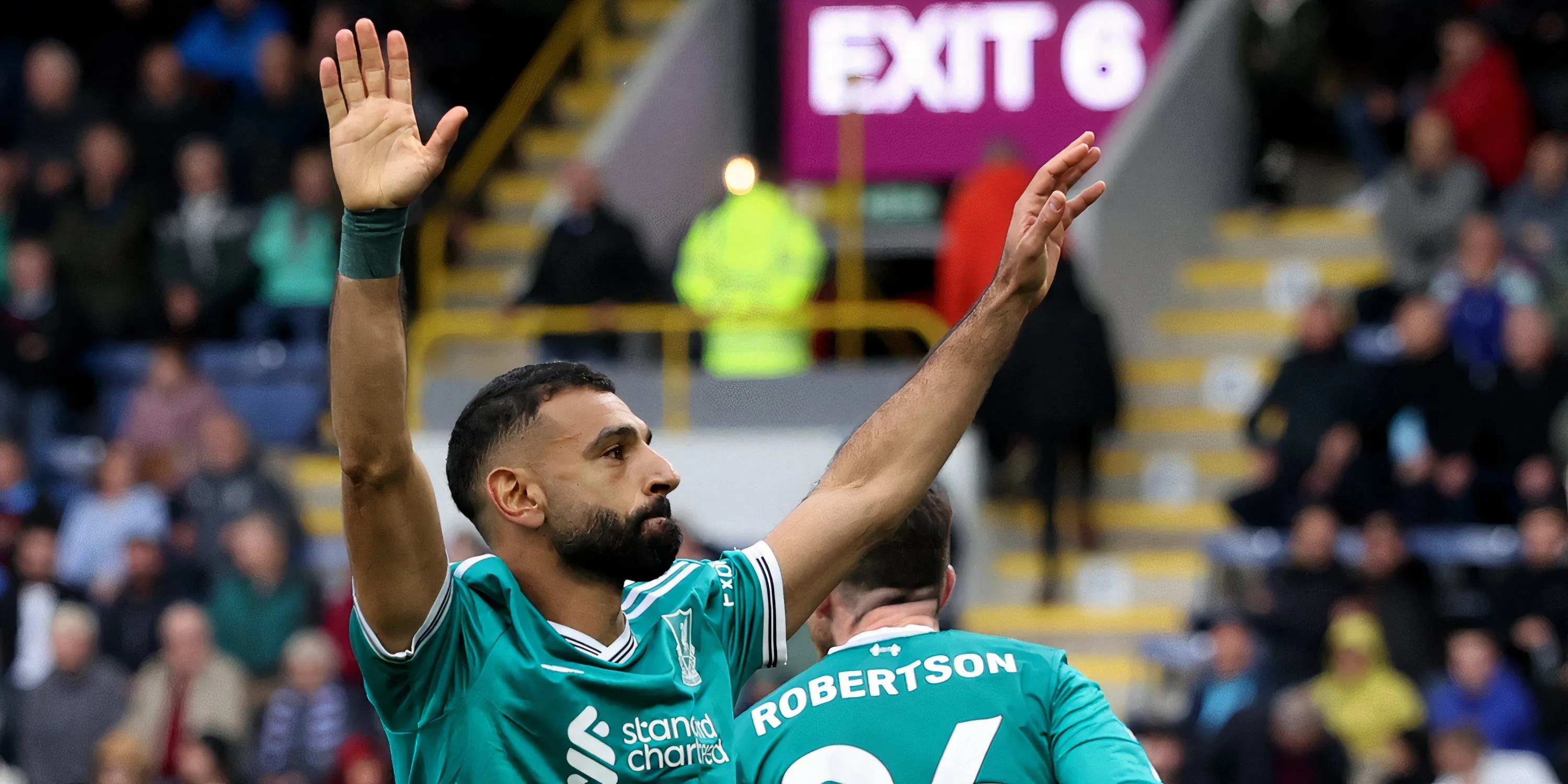 Mohamed Salah ăn mừng sau bàn thắng phạt đền quan trọng cho Liverpool