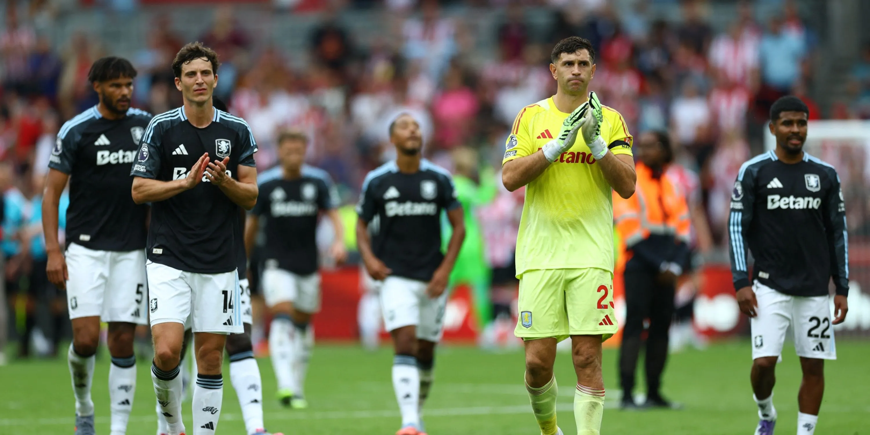 Thủ môn Emiliano Martinez thi đấu xuất sắc, là điểm tựa của hàng phòng ngự Aston Villa.