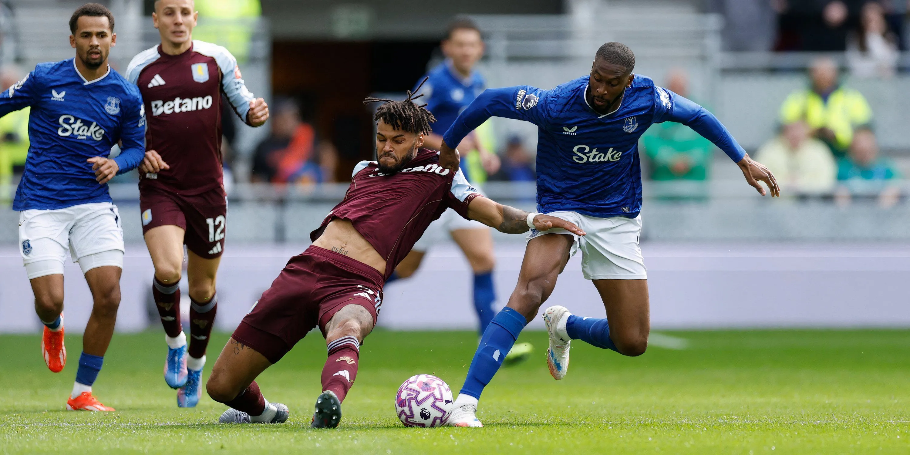 Tiền đạo Beto trong màu áo Everton thi đấu tại Ngoại hạng Anh