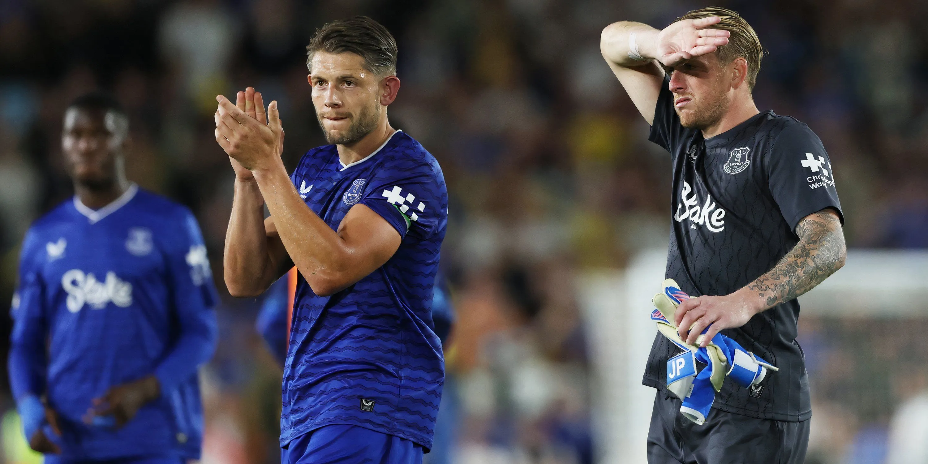 Trung vệ James Tarkowski và thủ môn Jordan Pickford của Everton ăn mừng sau một pha cản phá