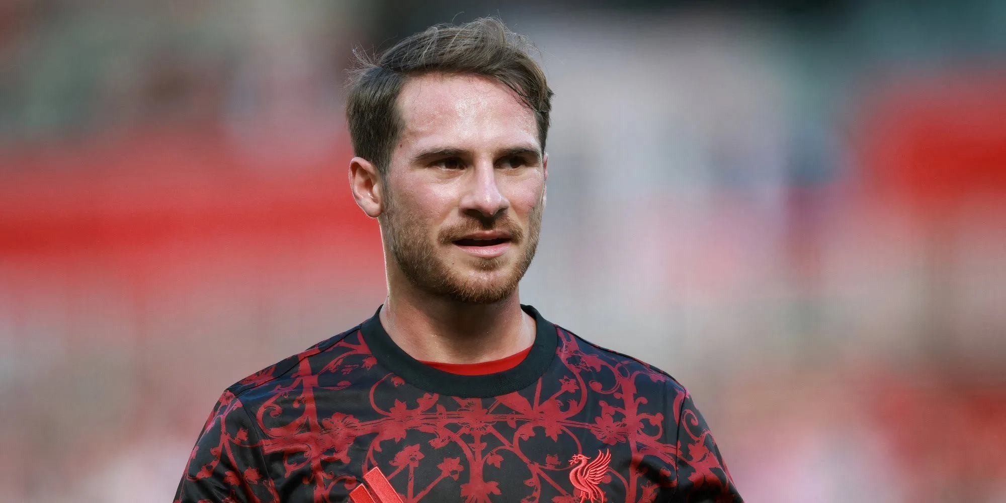 Alexis Mac Allister chơi cho Liverpool trong trận thua Crystal Palace tại Carabao Cup, hình ảnh thể hiện pha xử lý giữa sân