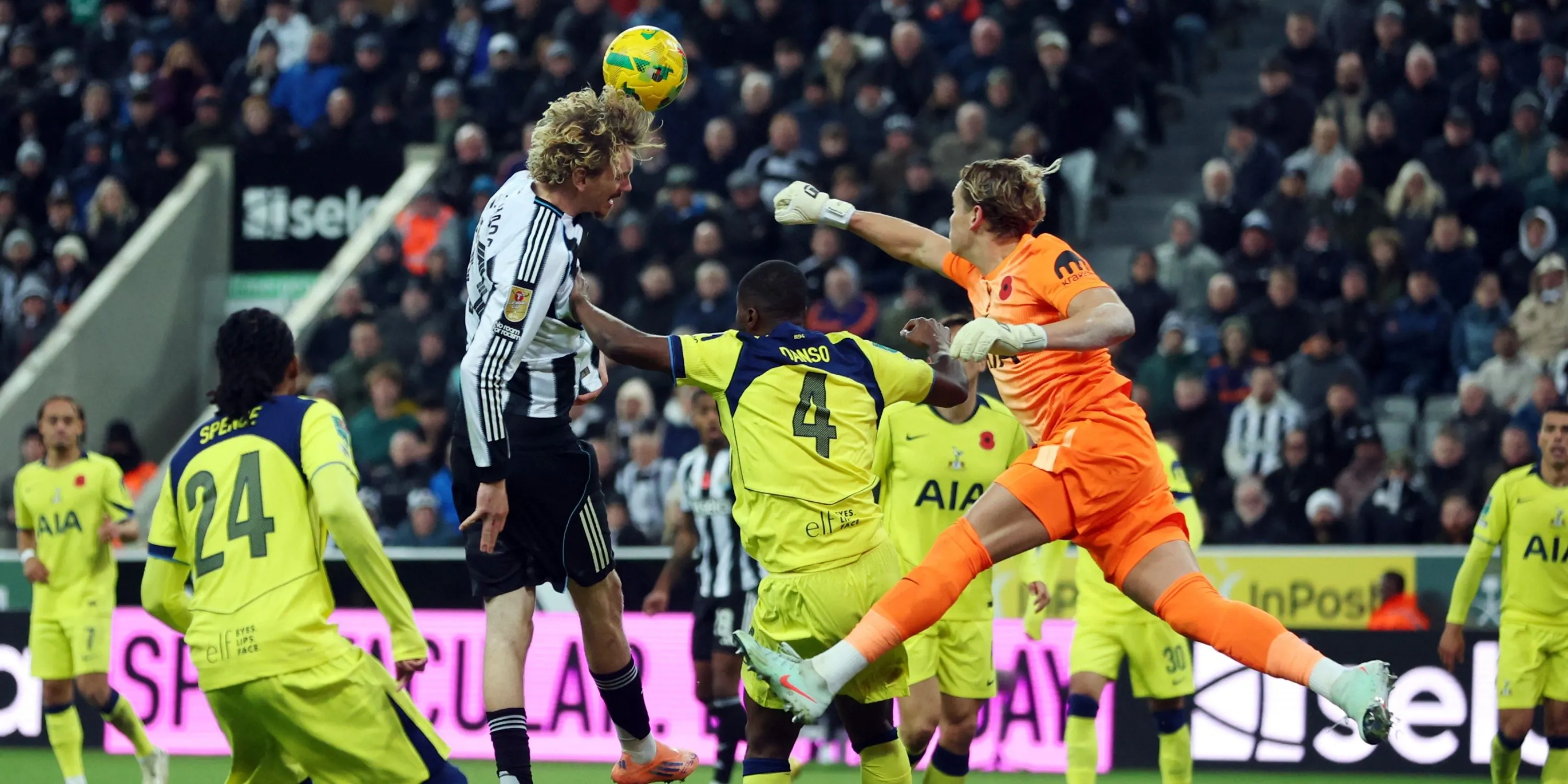 Antonin Kinsky chịu chỉ trích sau bàn thua vào lưới Newcastle tại Carabao Cup