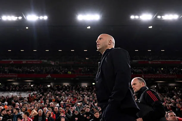 Arne Slot cần tập trung chỉnh sửa đội hình và chiến thuật trước loạt trận lớn phía trước