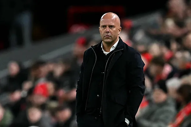 Arne Slot trao đổi chiến thuật sau trận, biểu tượng cho quyết định xoay tua đội hình của Liverpool