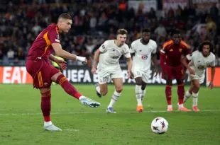 Artem Dovbyk sút hỏng phạt đền tại Stadio Olimpico trong một trận Europa League 2025, biểu cảm cho thấy áp lực trên vai tiền đạo Roma
