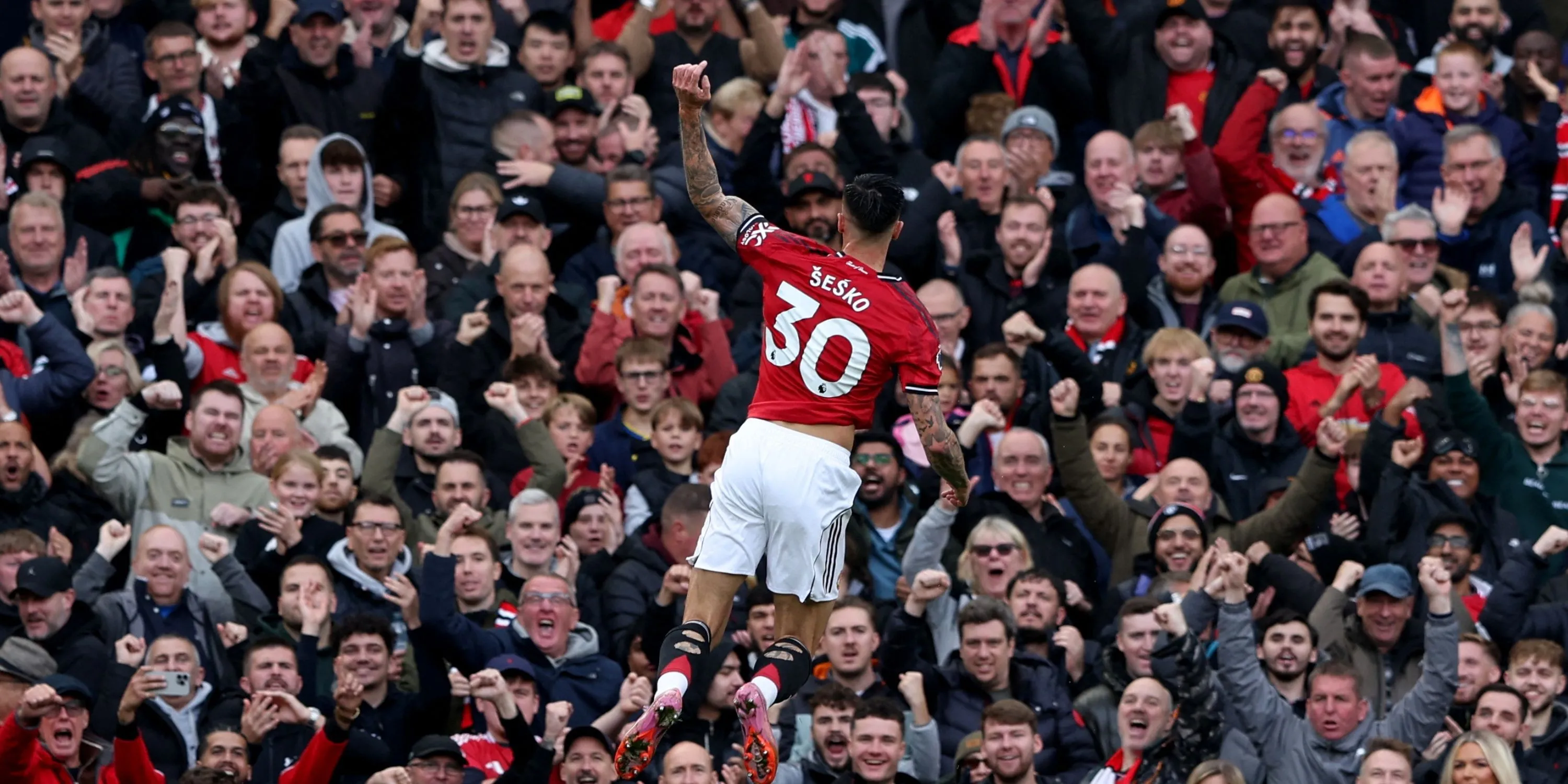 Benjamin Sesko trong trang phục CLB, tiền đạo trẻ được đưa về để phát triển ở Man United