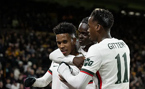 Các cầu thủ trẻ Chelsea ăn mừng, minh chứng cho bước trẻ hóa thành công của đội bóng với 4 cầu thủ U21 ghi bàn trong một trận.